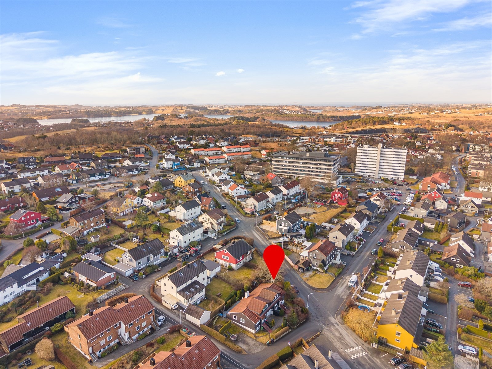Beliggende i rolige, attraktive og veletablerte omgivelser på Byhaugen Galleribilde