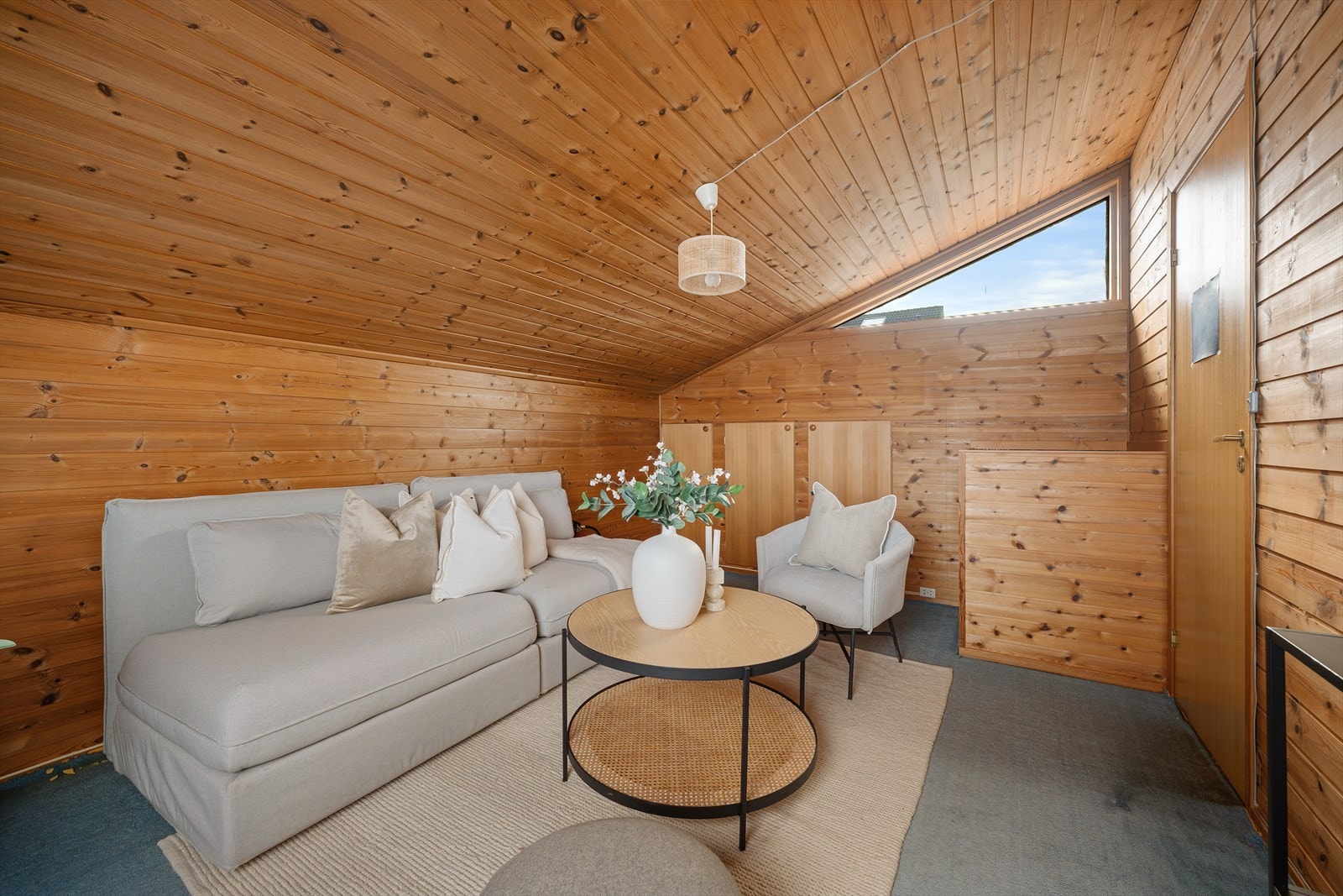 Med gjennomgående lys og god lagringsplass. Galleribilde