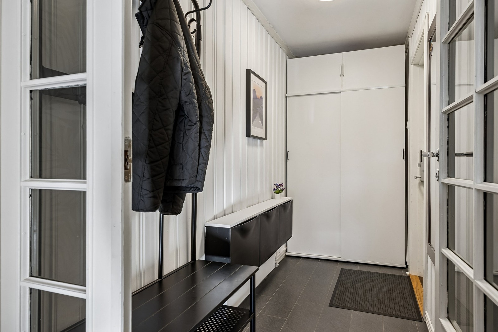 Praktisk gang/entre på 4,5 kvm, med stor garderobeløsning. Galleribilde