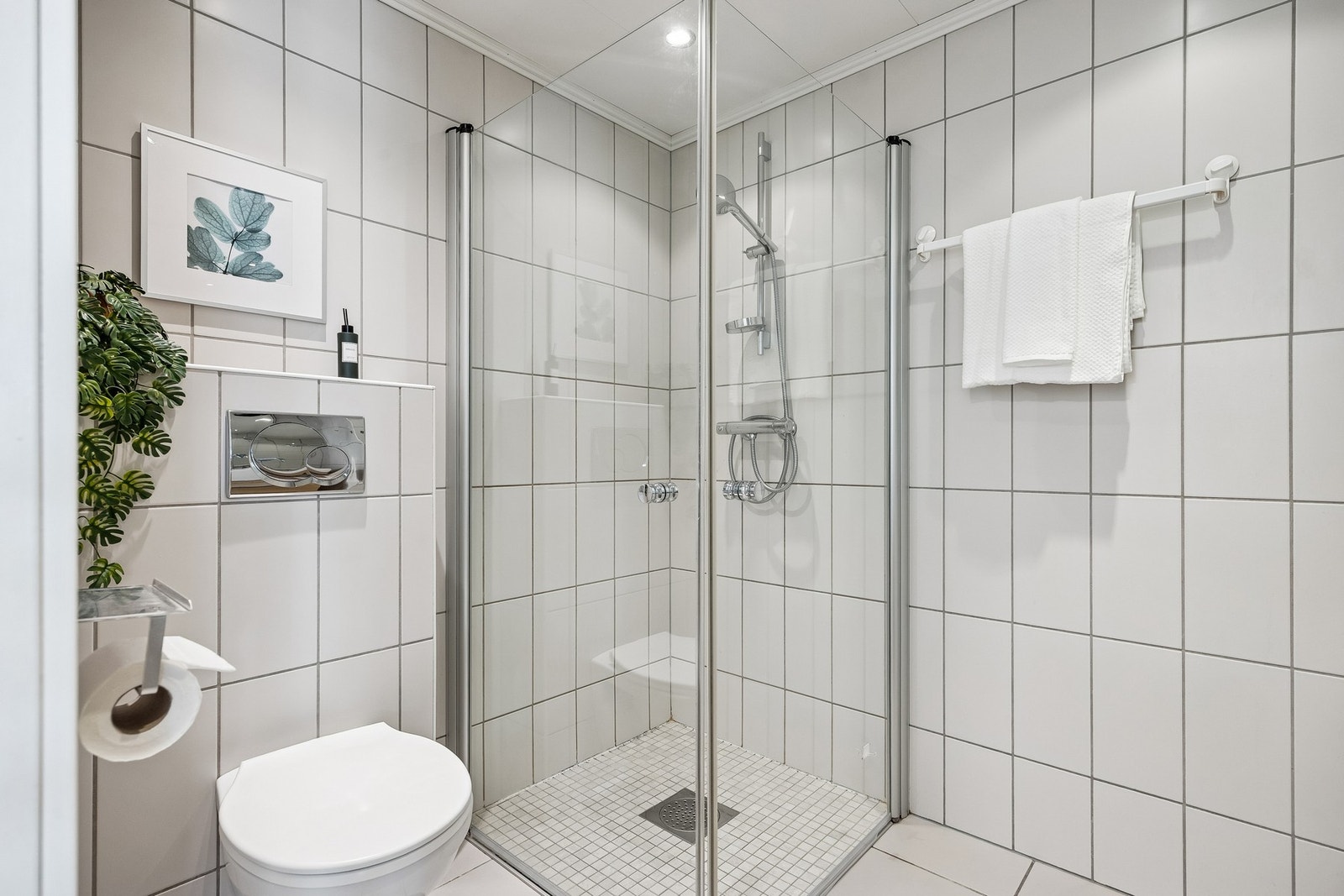 Baderommet i loftsetasjen har flislagte overflater og ble oppgradert i 2007. Galleribilde