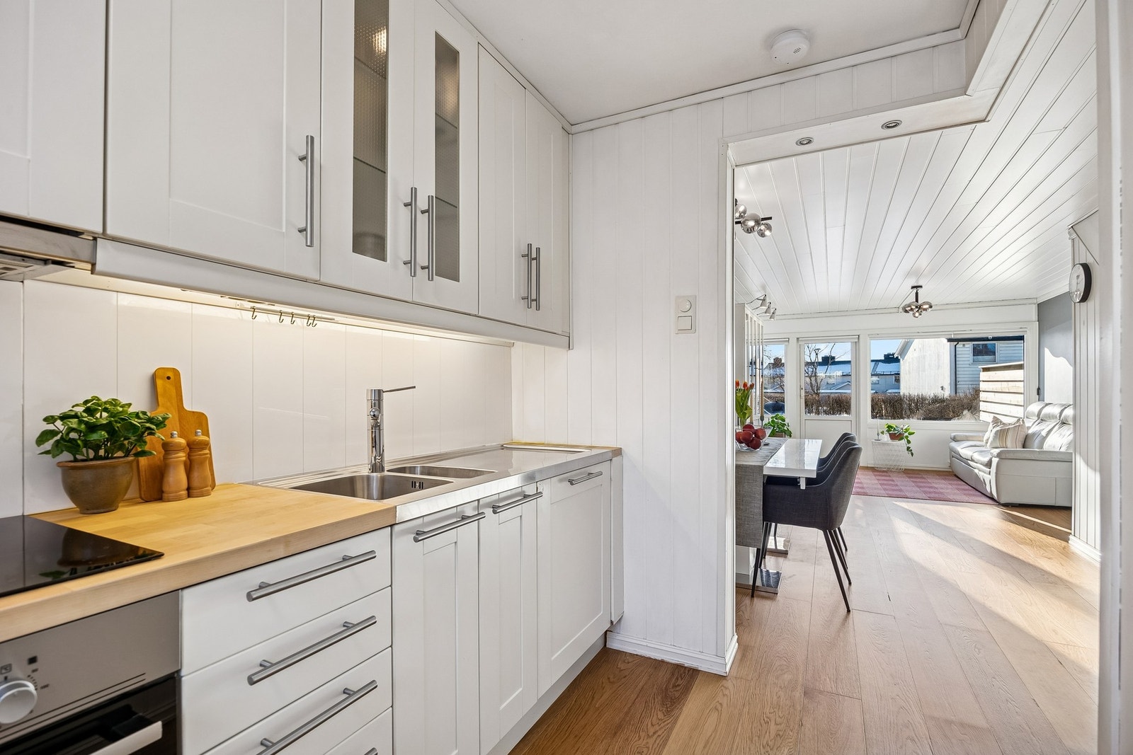 De integrerte hvitevarene består av stekeovn, platetopp, oppvaskmaskin og kjøleskap med fryser. Galleribilde