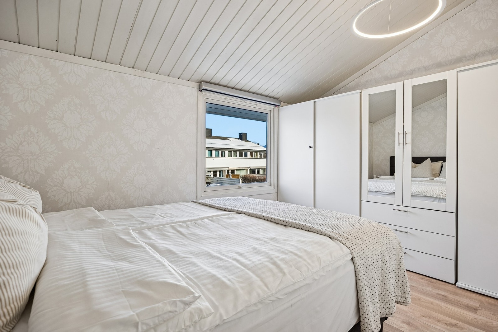 Boligen har totalt 3 soverom, på hhv. 12,5 og 6 kvm. Galleribilde