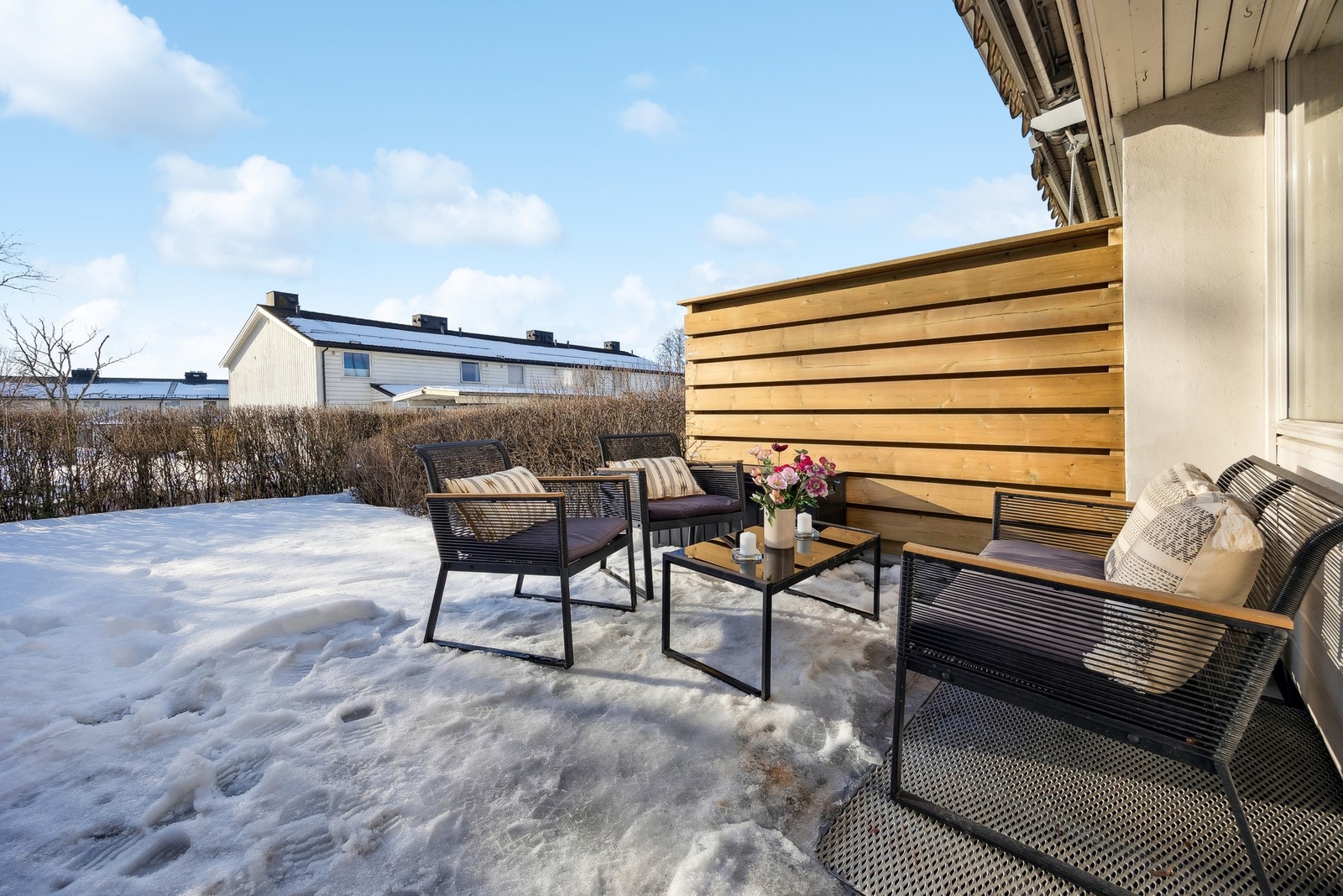 Sør-vest vendt terrasse på 10,5 kvm, med gode solforhold gjennom dagen. Galleribilde