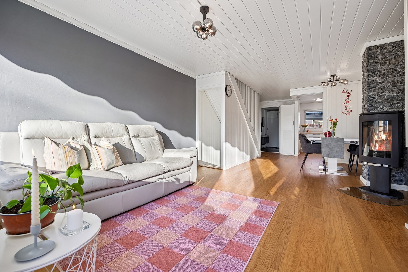 Rekkehuset ligger i et meget barnevennlig område med fine grøntareal og lekeplasser. Galleribilde