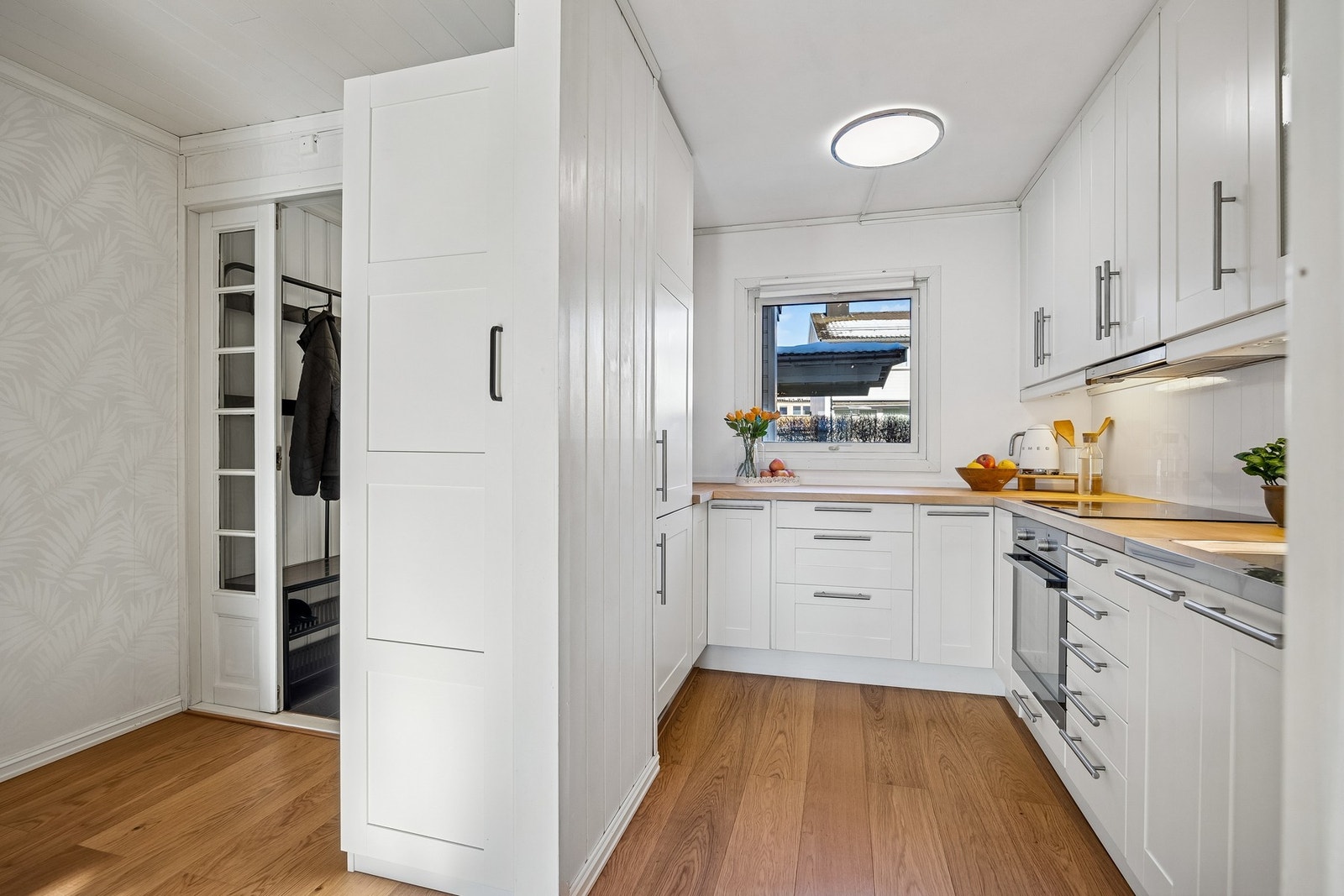 1.etasjen har en delvis åpen kjøkken/stue løsning på 34,5 kvm. Galleribilde