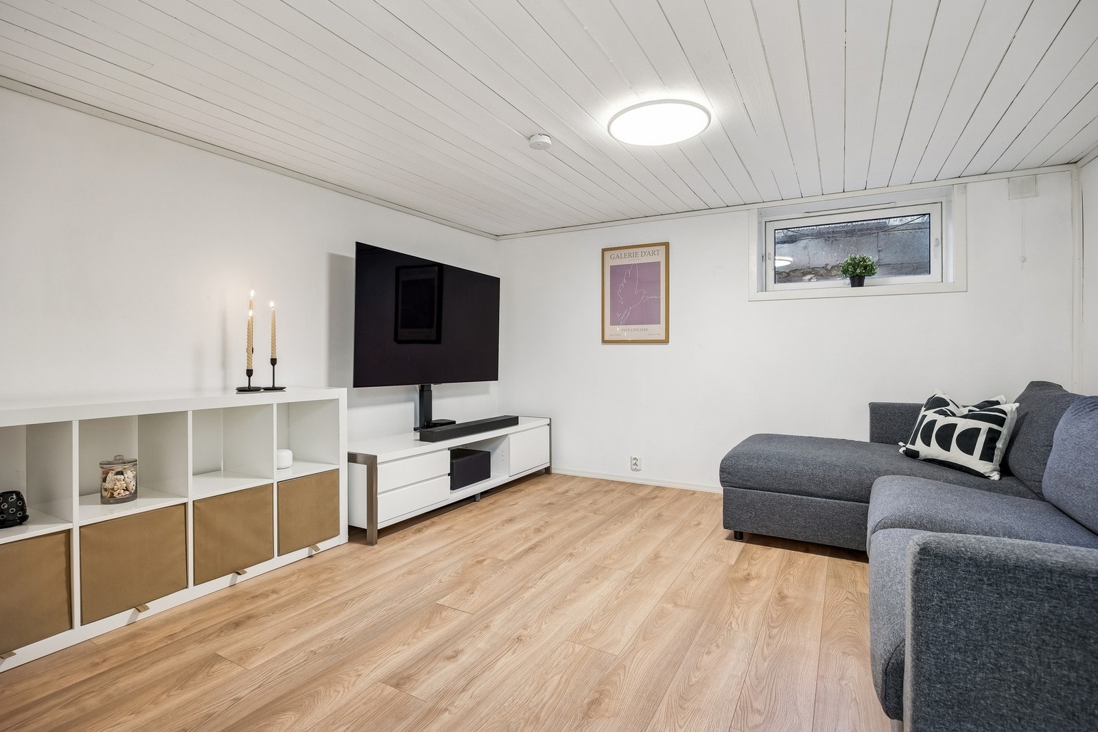 Kjellerstuen måler et areal på 14 kvm. Det er installert varme i gulv, som gir ekstra komfort. Galleribilde