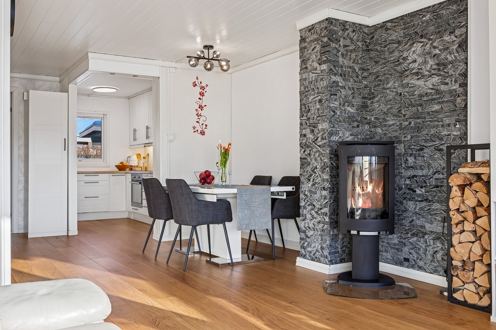 Den gjennomtenkte planløsningen gir en naturlig og funksjonell flyt mellom rommene. Galleribilde