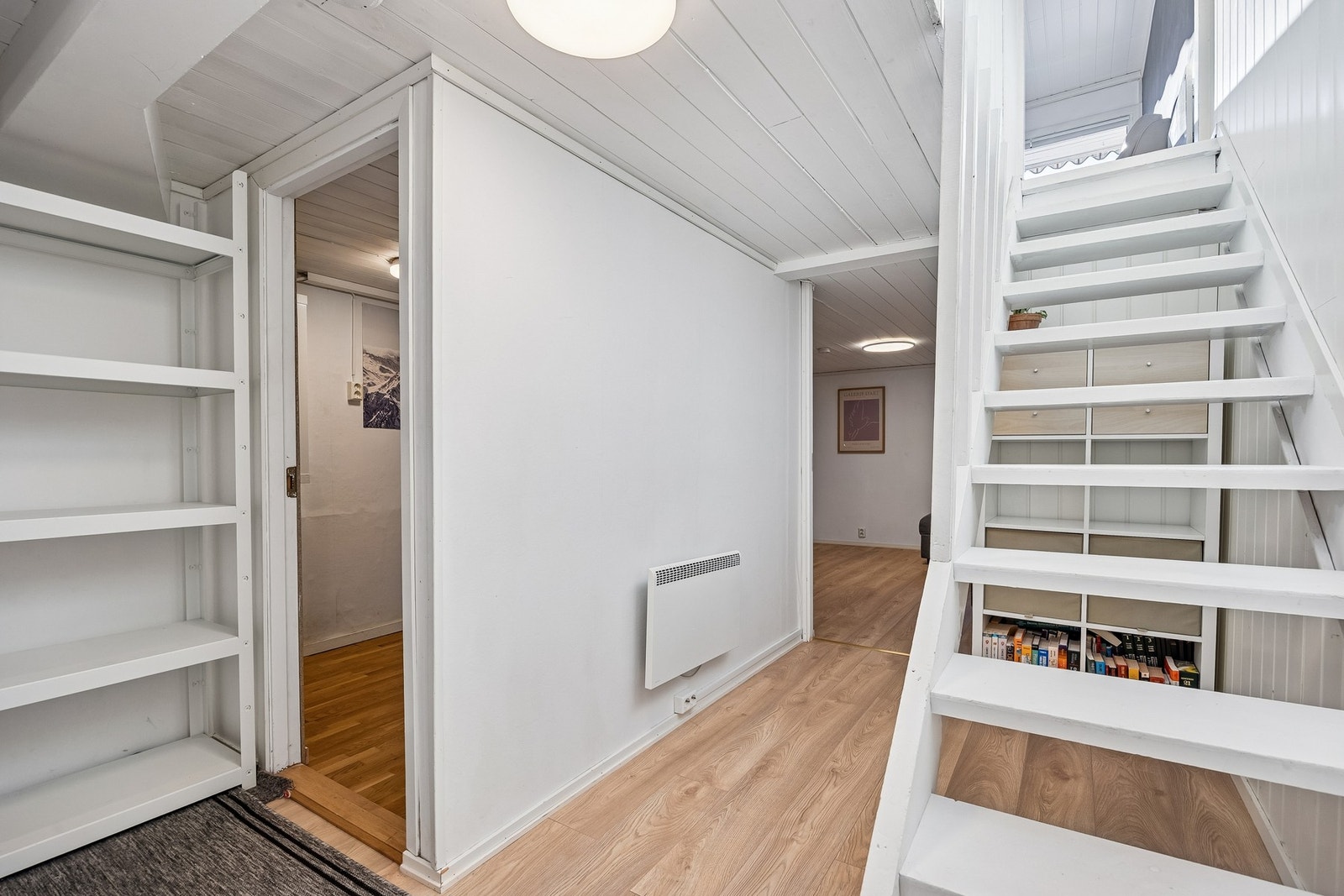 Kjelleren består av kjellerstue, kontor, gang, bad, kott og bod. Det presiseres at rommene i kjelleren ikke er omsøkt eller godkjent for varig opphold. Galleribilde