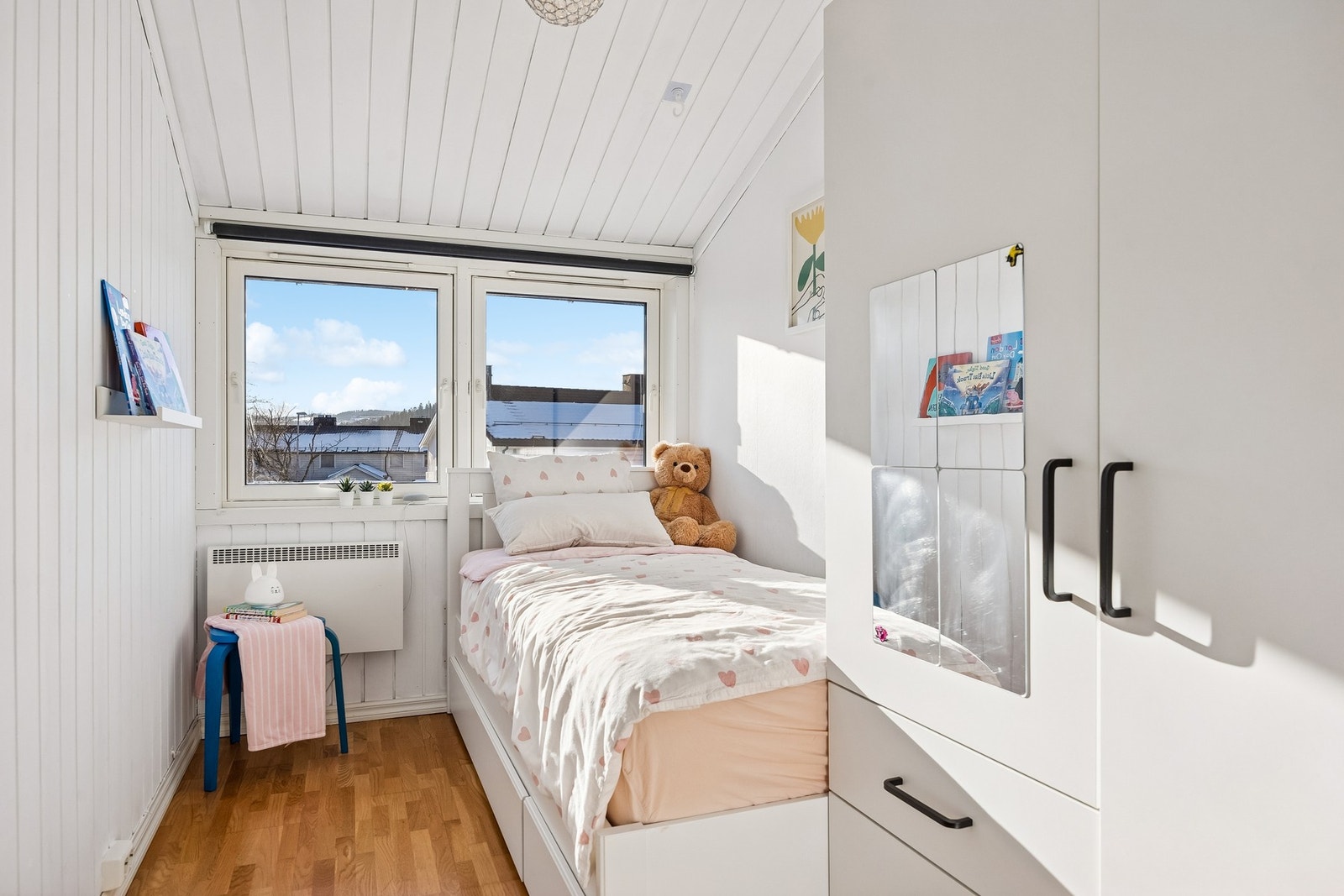 Alle soverommene har store vindusflater som bidrar til godt med naturlig lys. Galleribilde