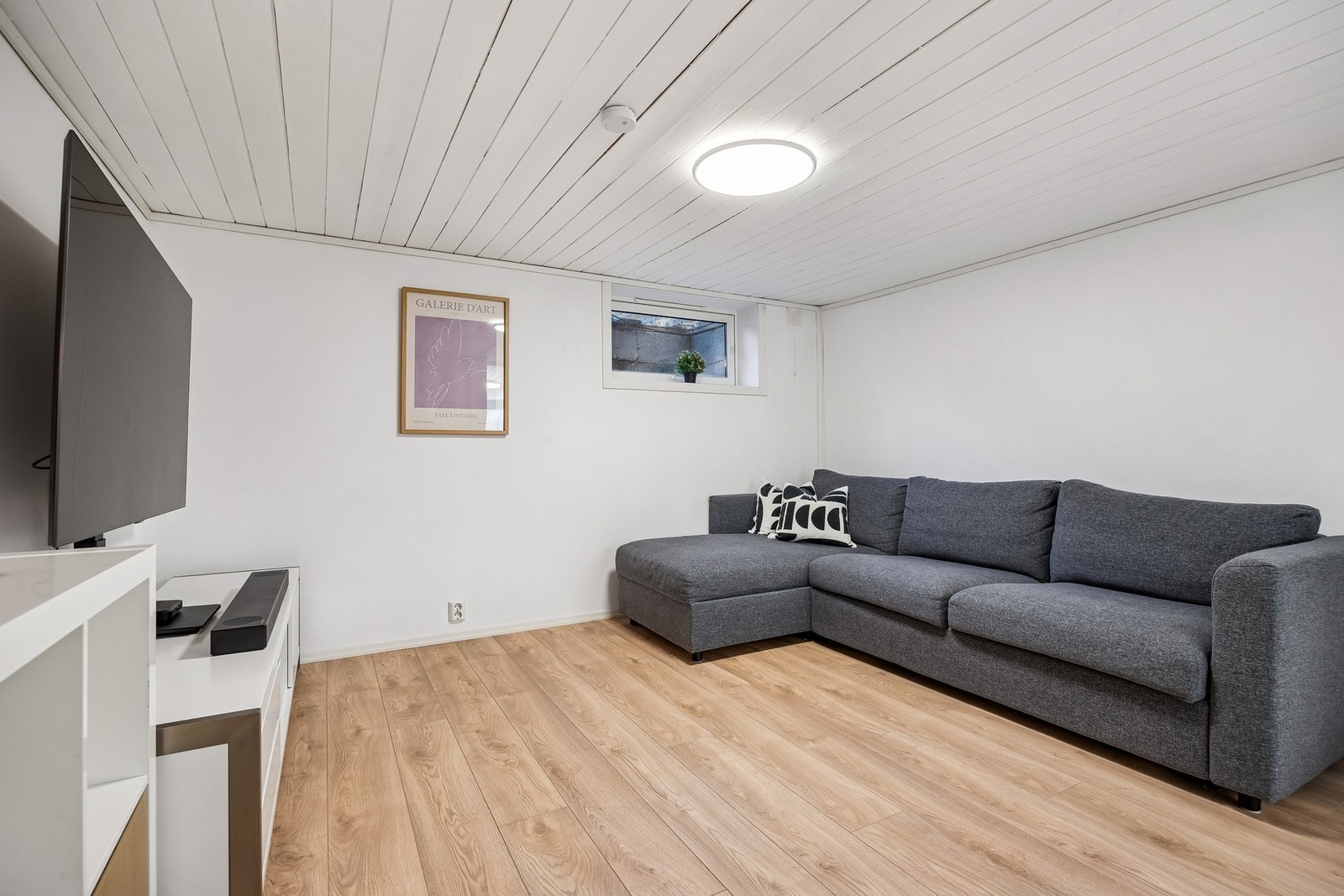 Kjelleretasjen byr på en godt adskilt og selvstendig del med eget fullverdig bad og fleksible rom. Galleribilde