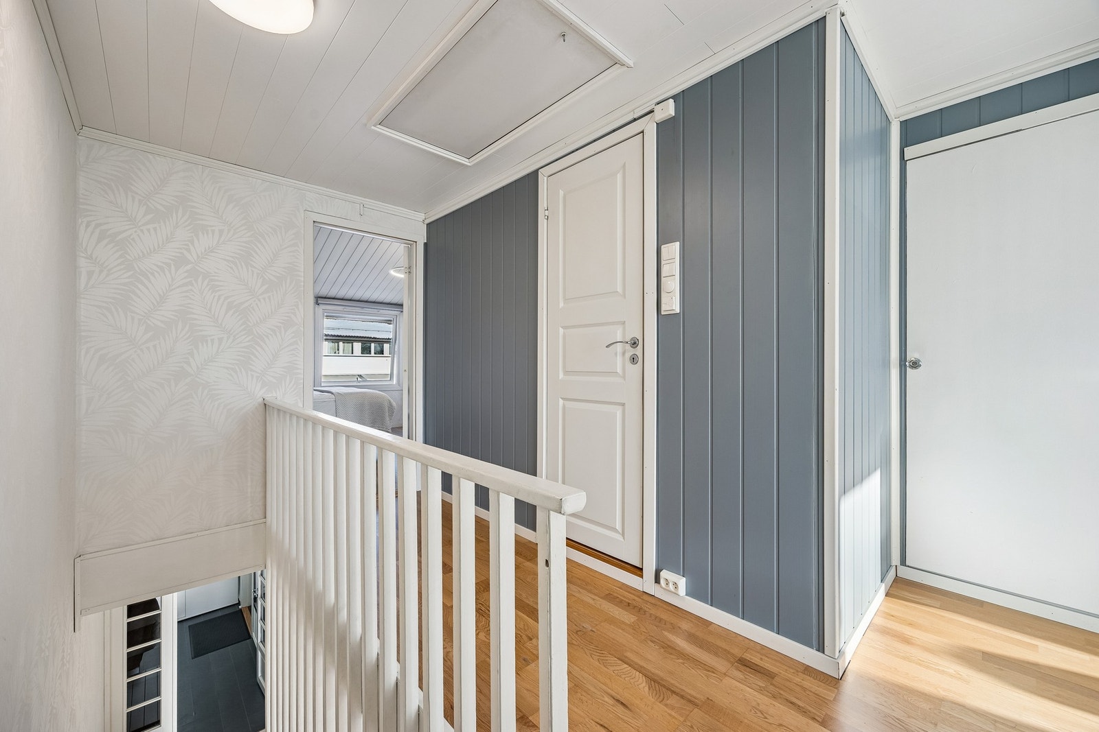 Loftsetasjen består av 3 soverom, bad, kott og gang. Galleribilde