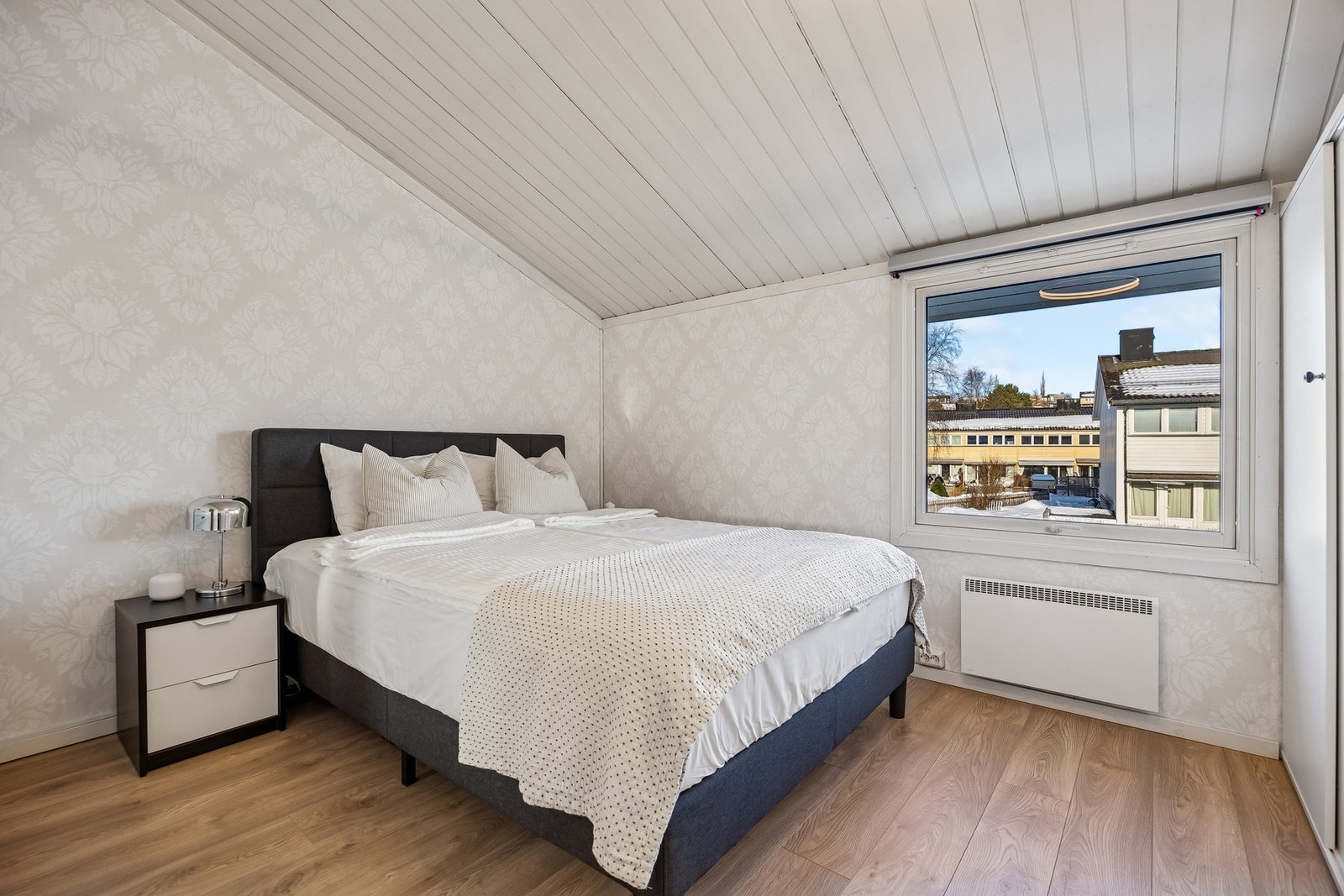 Hovedsoverommet er romslig med sine 12,5 kvm og har en stor og praktisk garderobeløsning som gir gode oppbevaringsmuligheter. (installert gulvvarme) Galleribilde