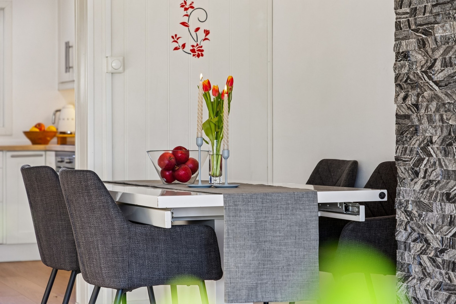 Spiseplassen finner sitt naturlige sted mellom stue og kjøkken. Galleribilde