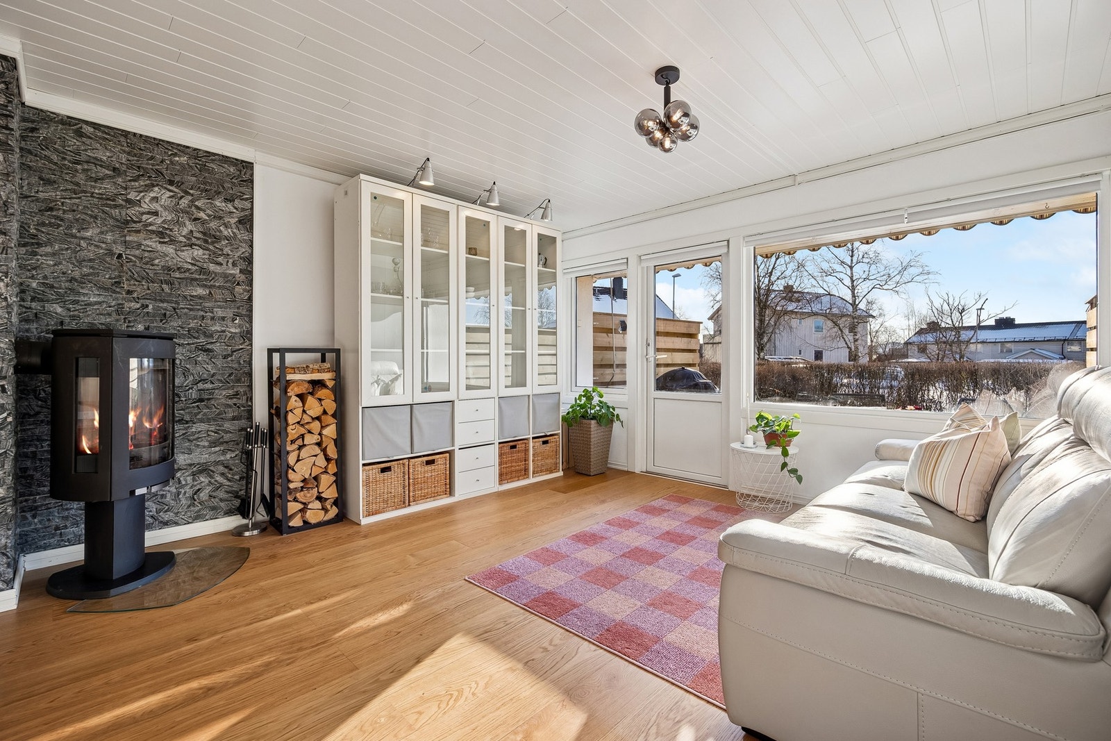 Åpen og gjennomgående planløsning som gir rommet en luftig og sammenhengende følelse Galleribilde