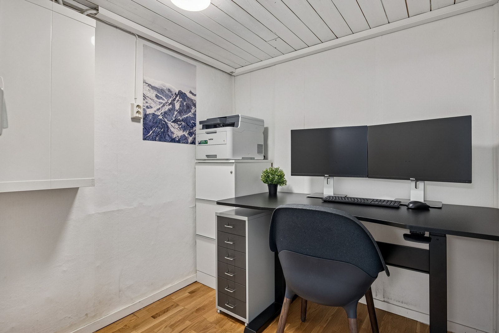 Innredet kontor på 3,5 kvm i kjeller. Galleribilde