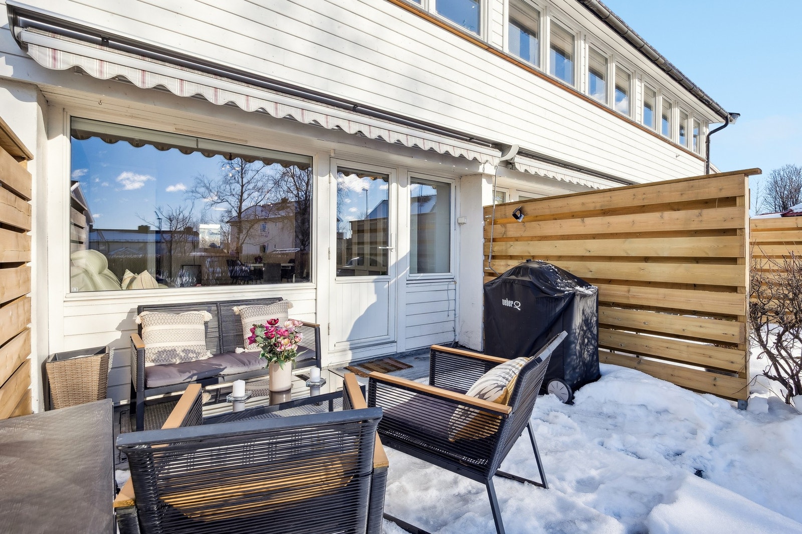 Veggene langs sidene av terrassen skjermer for innsyn og skaper en lun og privat atmosfære. Galleribilde