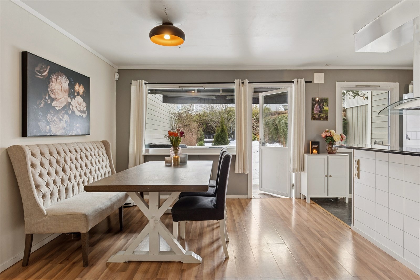 Lite innsyn. Naturlig plass til spisestue foran kjøkkenet. Galleribilde