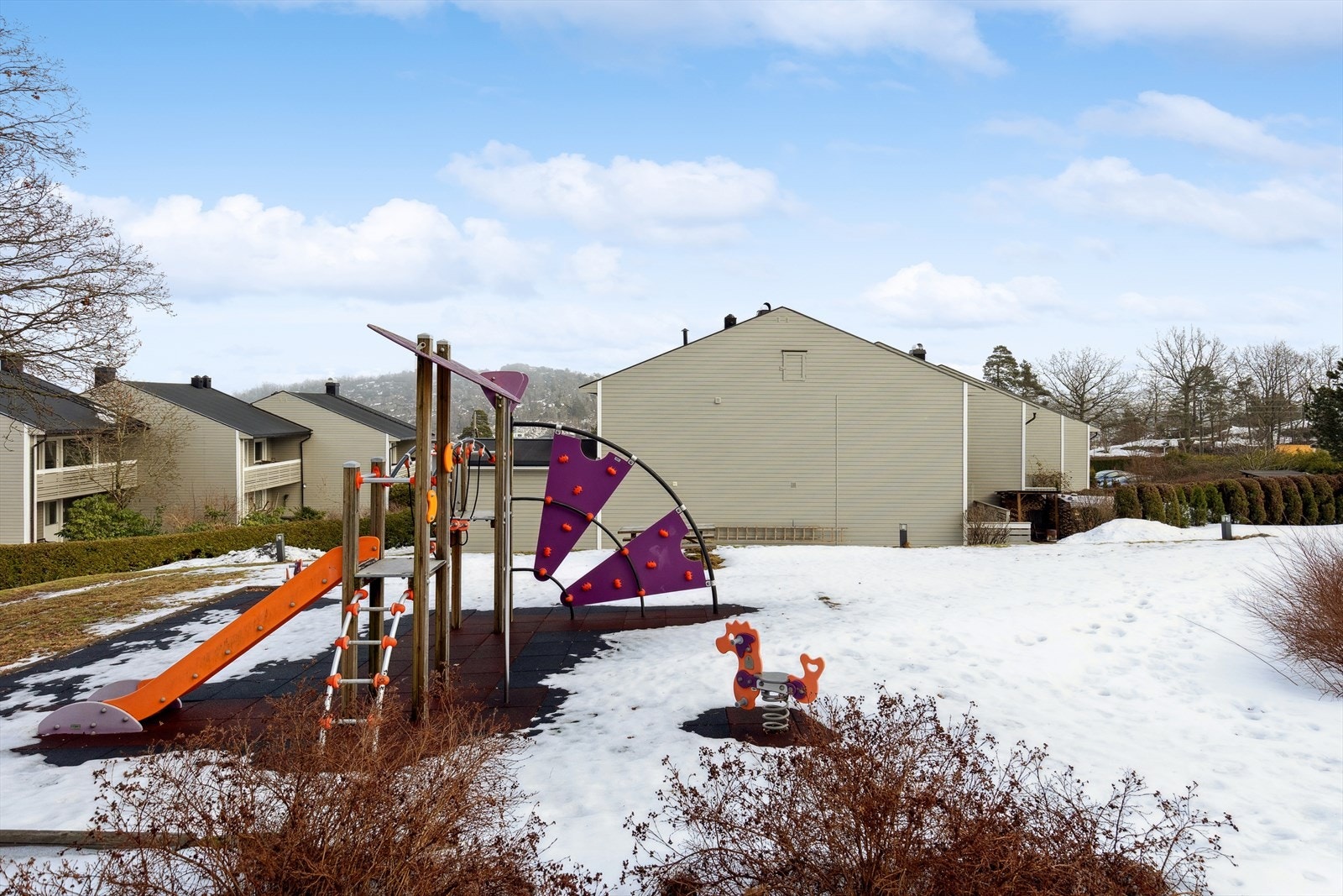 Én av fler lekeplasser rett ved boligen. Galleribilde