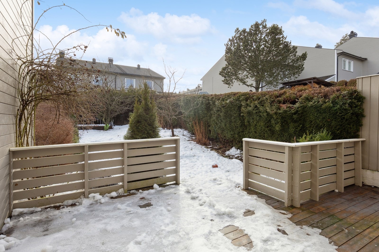 Hage og markterrasse utenfor kjøkken 1. etasje, vender mot syd. Galleribilde