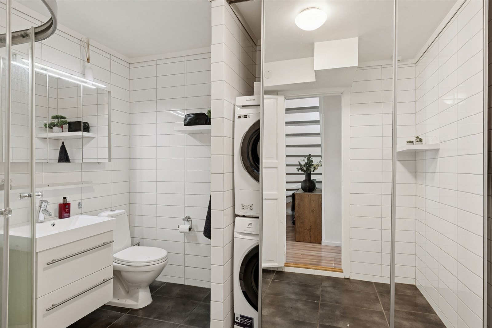 Opplegg for vaskemaskin bak skyvedør. Galleribilde