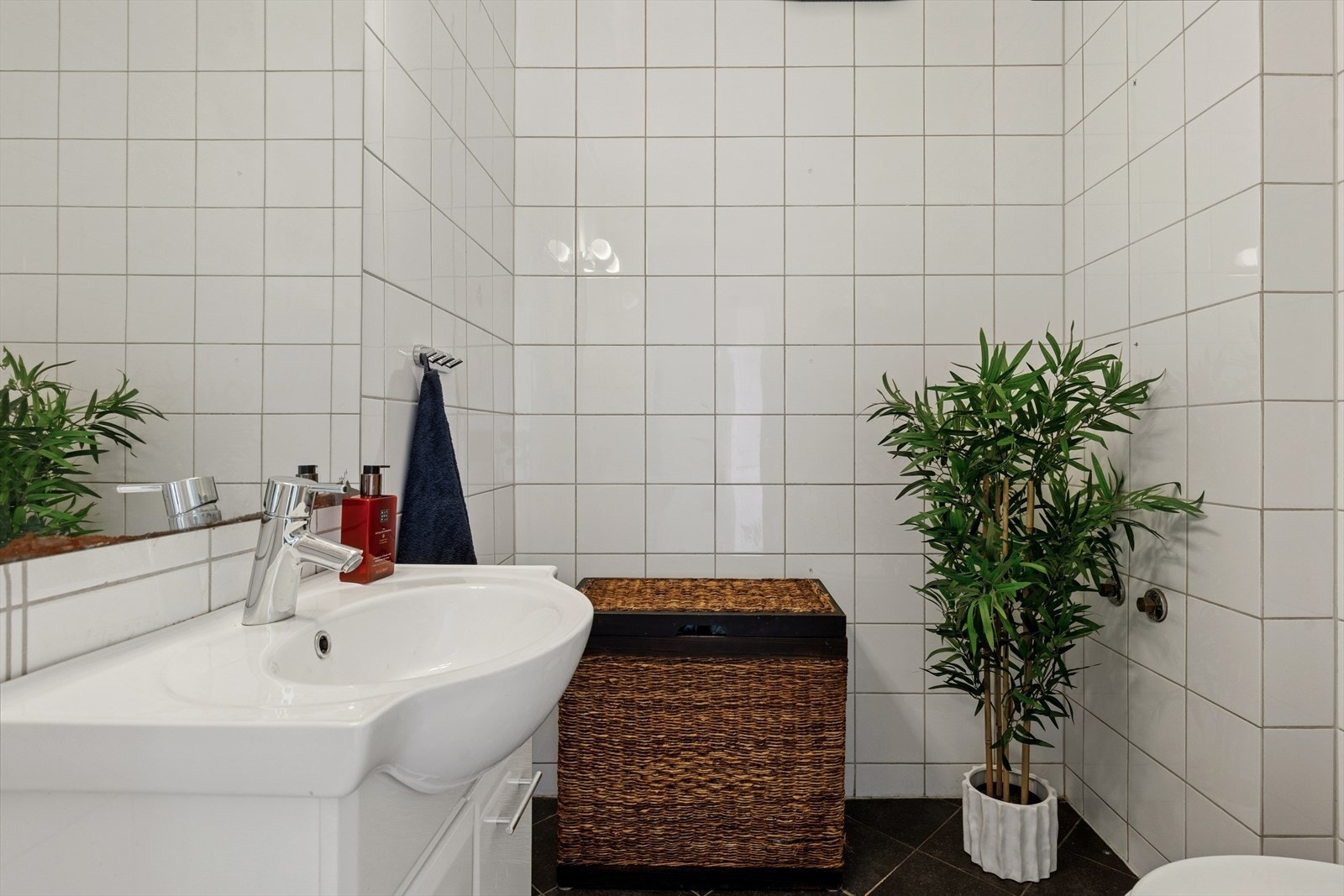 Bad 2. etasje, opplegg for badekar/dusj i hjørnet. Galleribilde