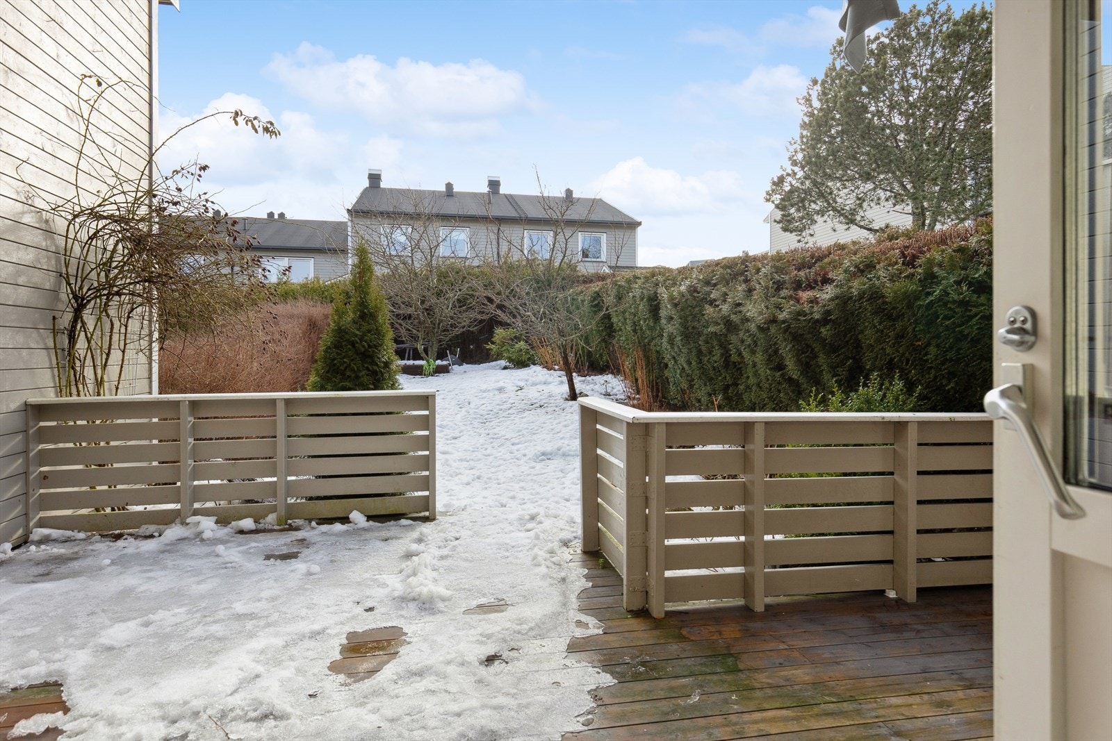 Lite innsyn i privat hage/terrasse. Galleribilde