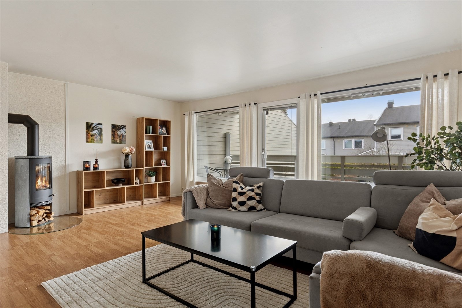 Vedovn og utgang til balkong. Galleribilde