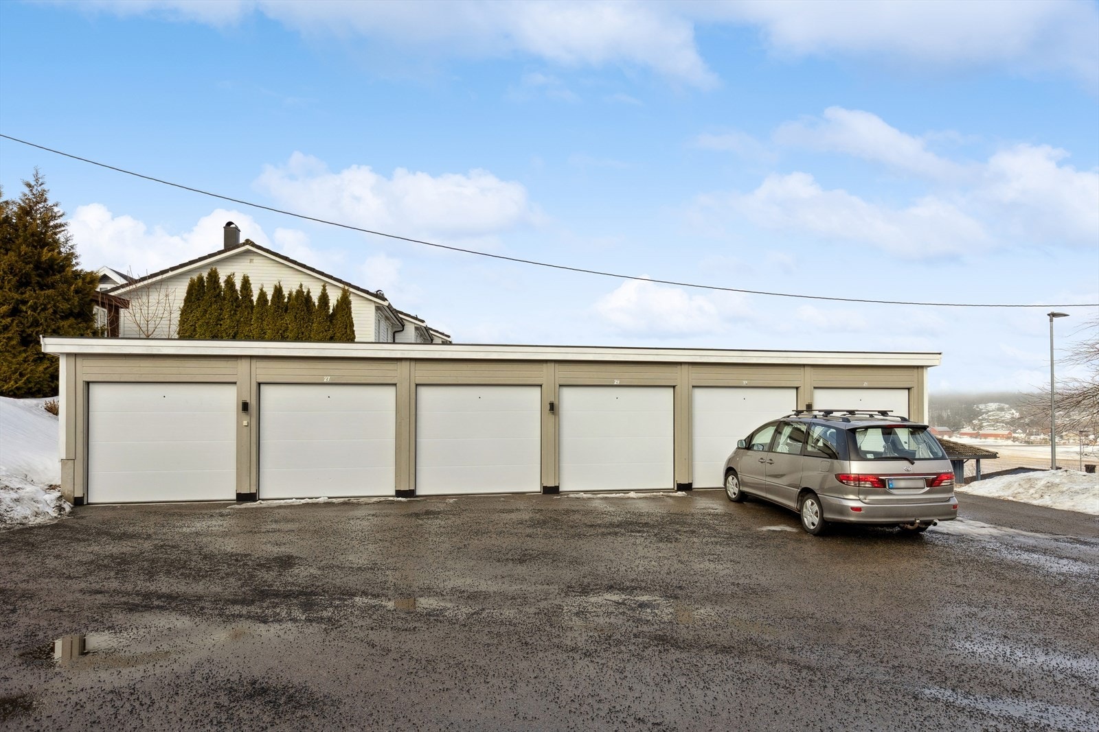 Garasje i felles rekke. Galleribilde