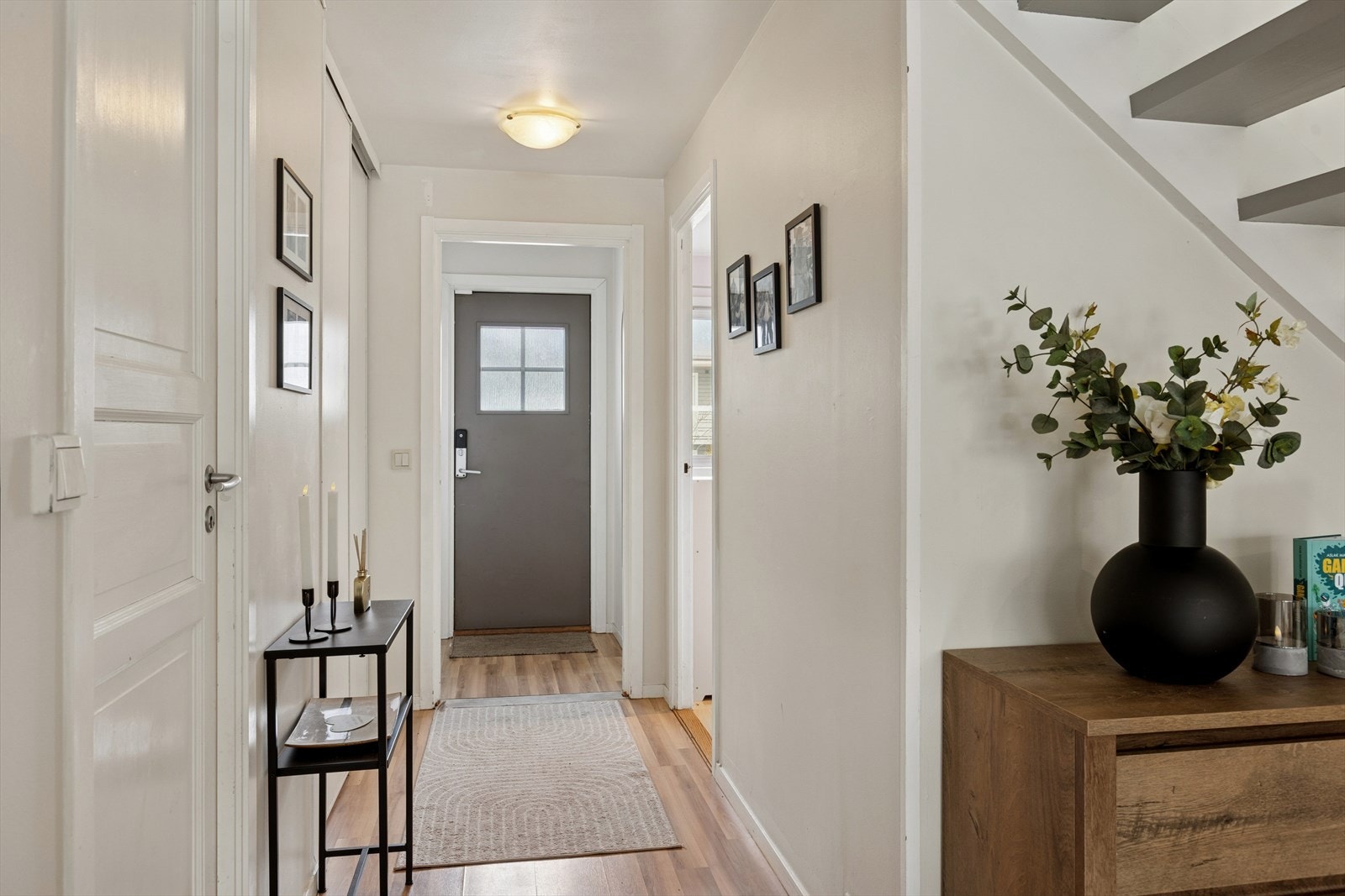 Romslig mellomgang med god lagringsplass. Galleribilde