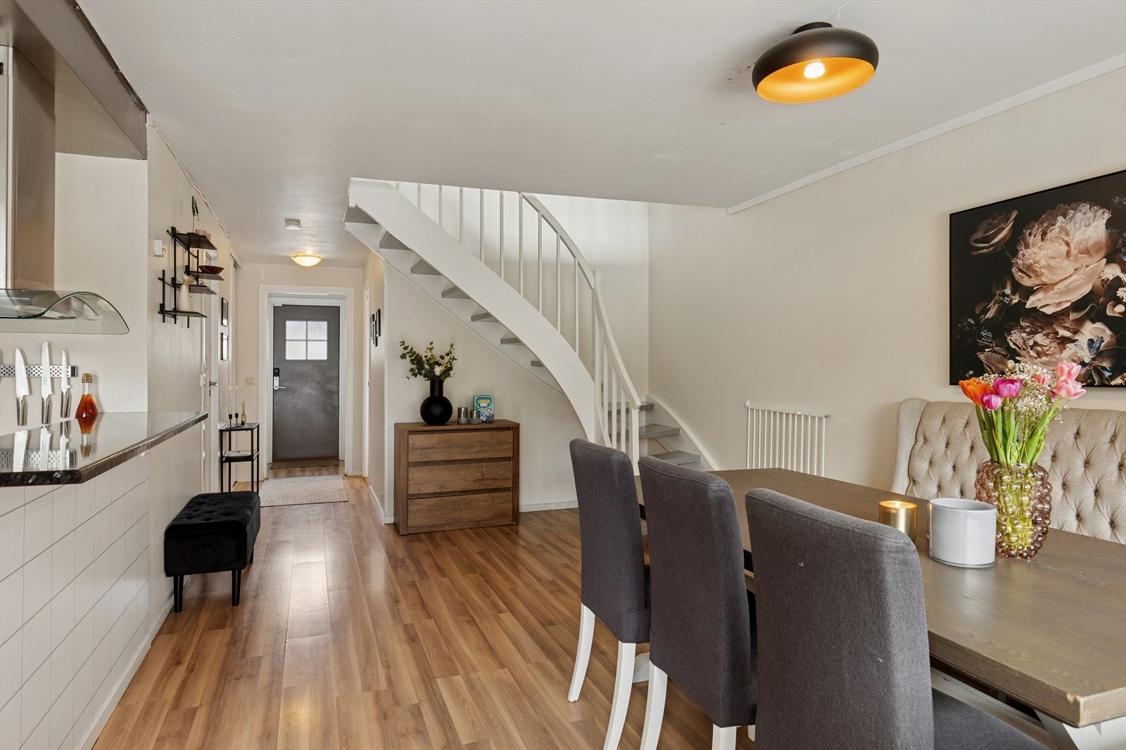 Sosial og fin sone rundt kjøkkenet. Galleribilde