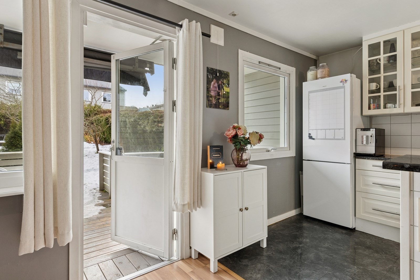 Utgang til hage/markterrasse fra kjøkkenet, varmepumpe ved spisestuen. Galleribilde