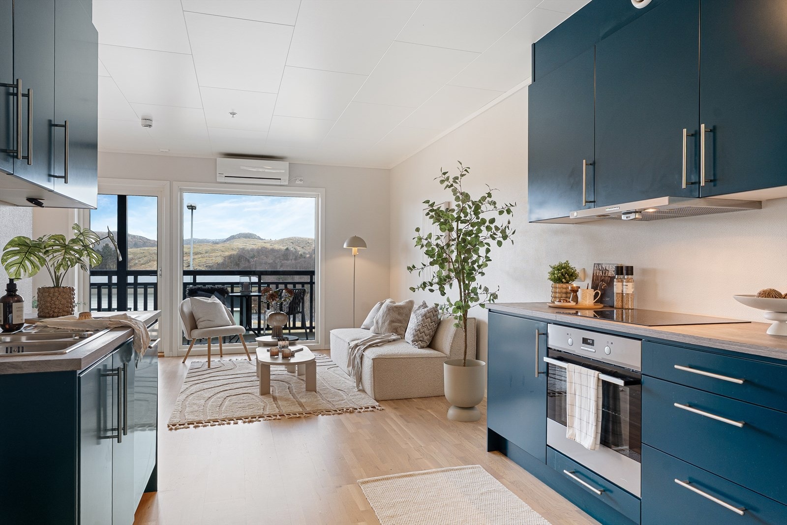 Kjøkkenet har flott innredning med glatte fronter og benkeplate av laminat. Galleribilde