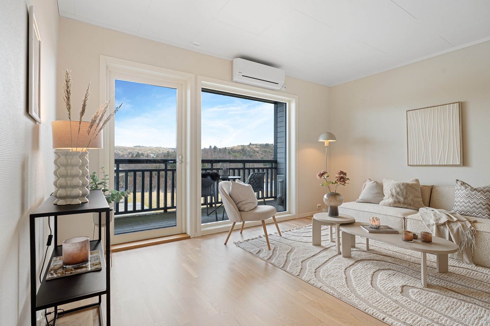 Leiligheten er holdt i en tidsriktig fargepalett og har utstrakt bruk av parkett. Boligen har balansert ventilasjon og luft til luft varmepumpe. Galleribilde