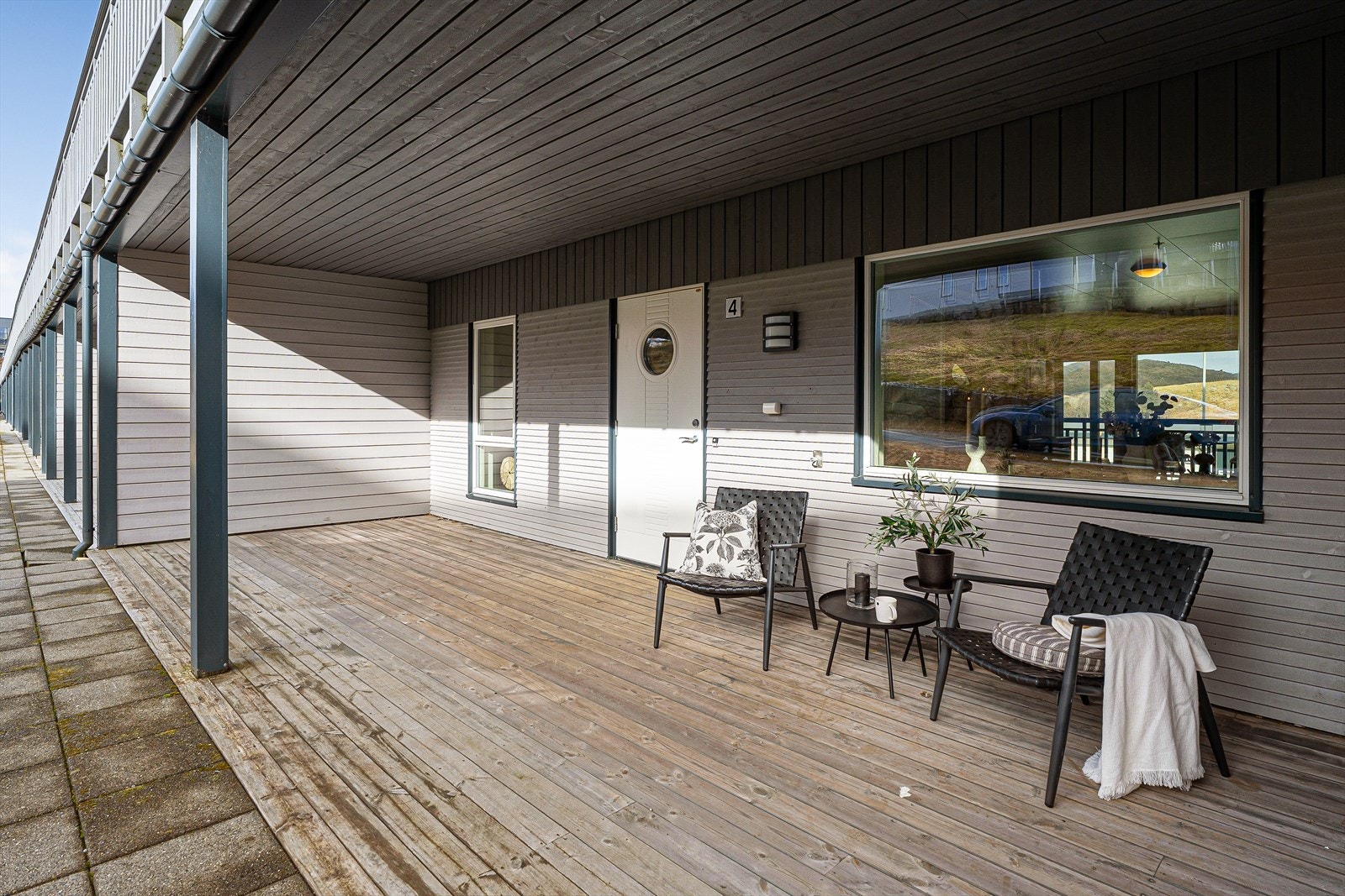 Trappefri adkomst via stor, sydvendt terrasse. Galleribilde