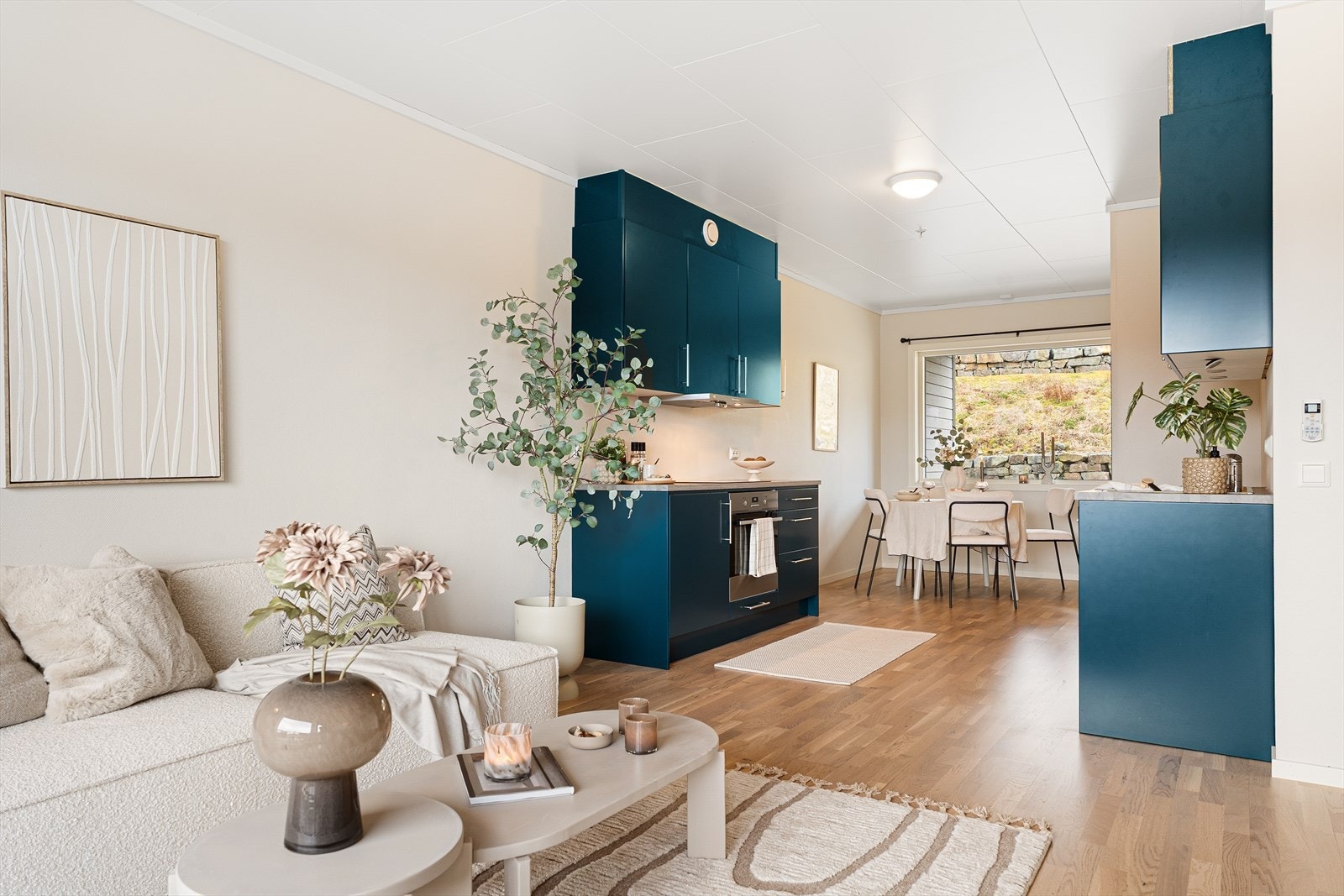 Rommet har flere innredningsmuligheter og god plass til både sofa og spisegruppe. Galleribilde