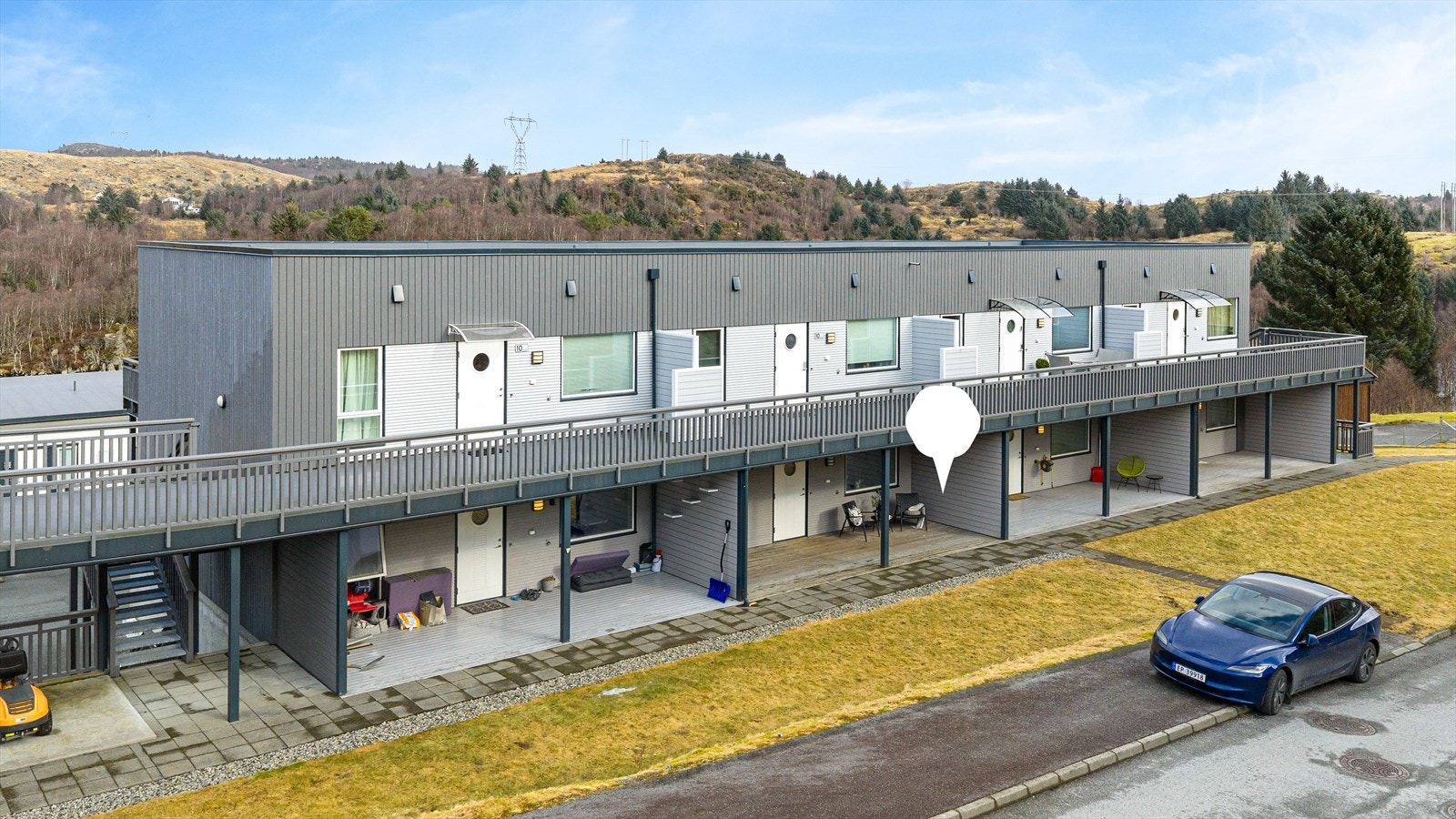 Leiligheten ligger i landlige, men samtidig sentrumsnære omgivelser, like øst for Raglamyr. Galleribilde