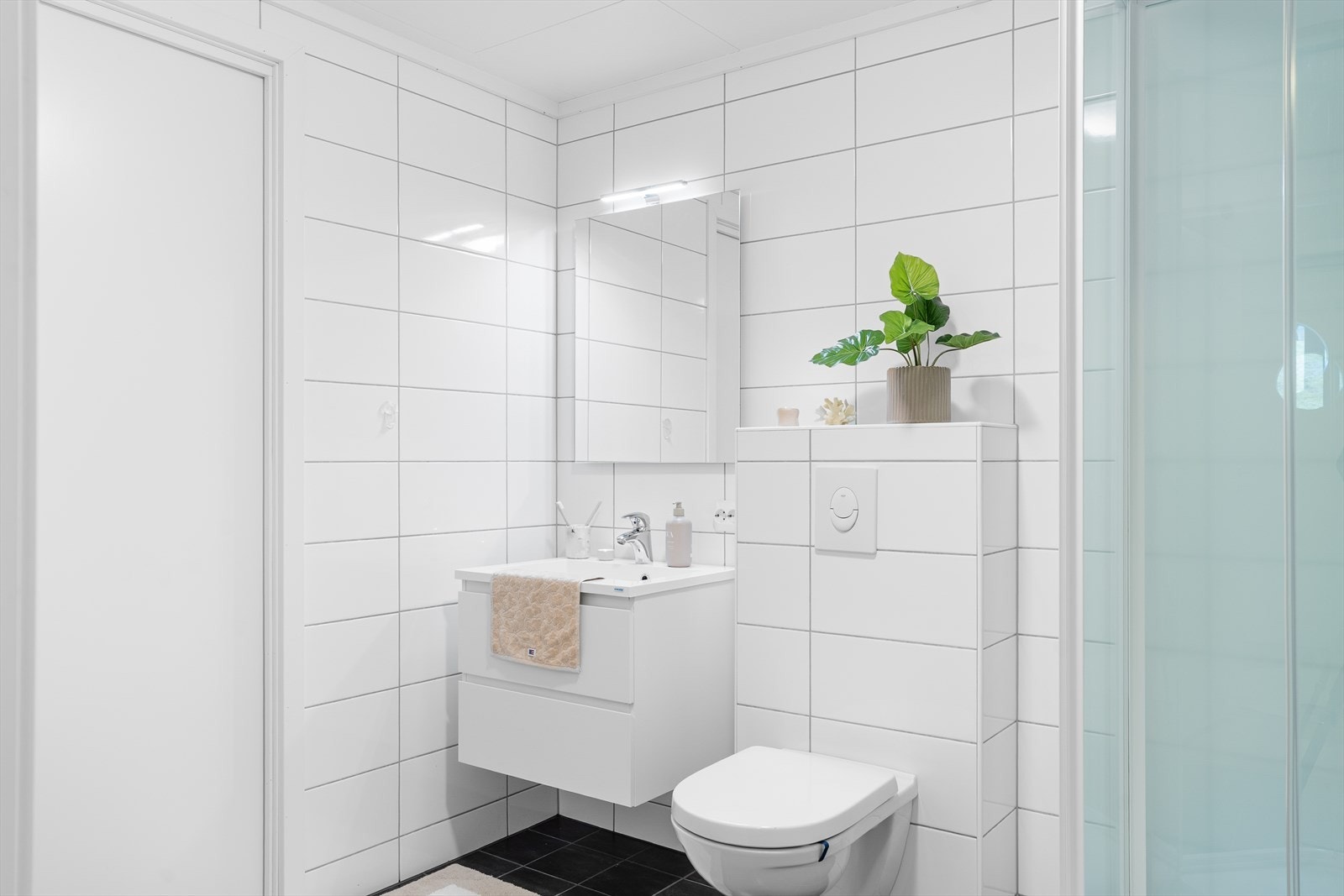 Rommet har flislagte vegger og gulv. Elektrisk varmekabel gjør rommet lunt og behagelig. Galleribilde