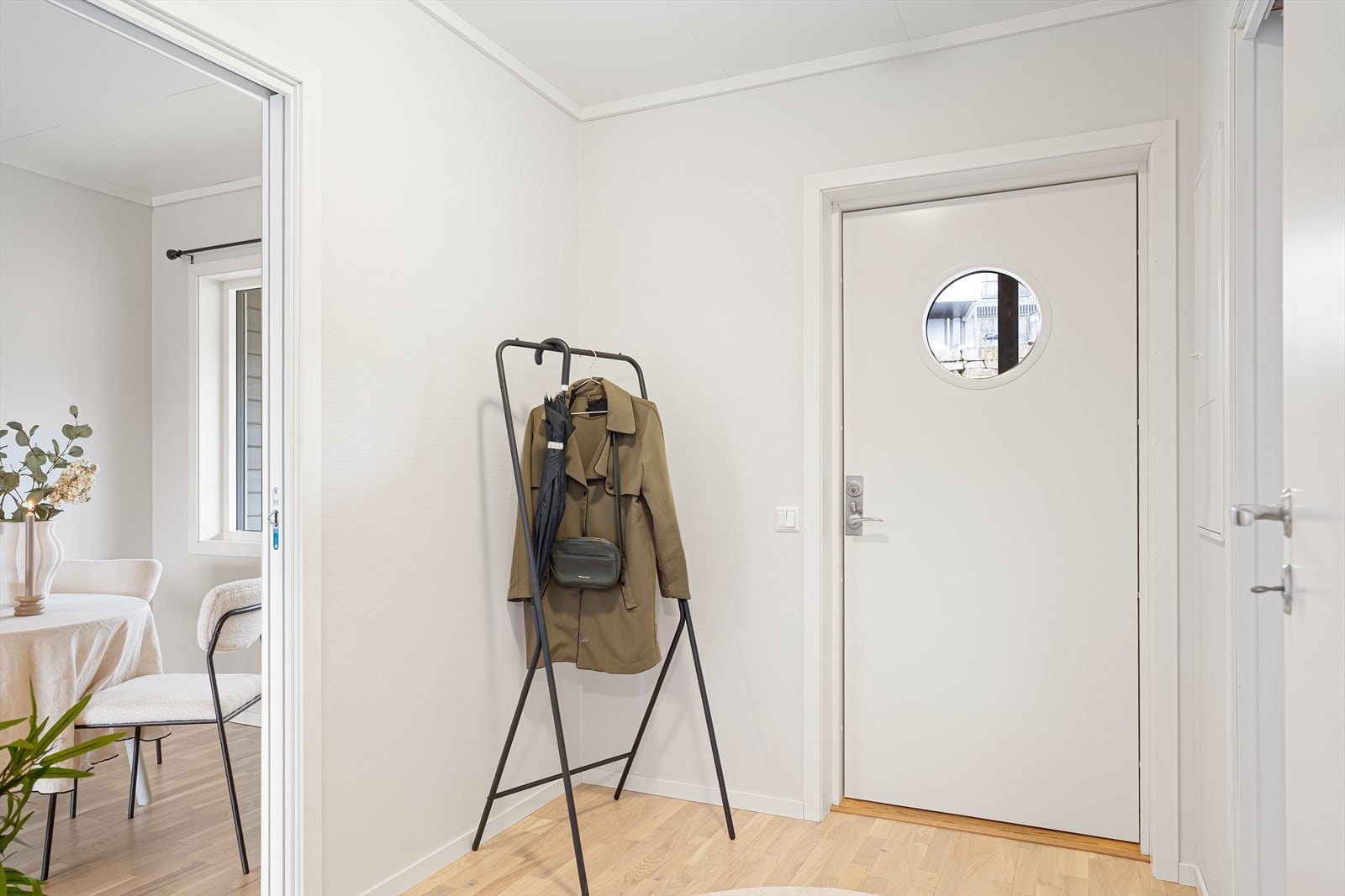 Plass til yttertøy og sko. Galleribilde