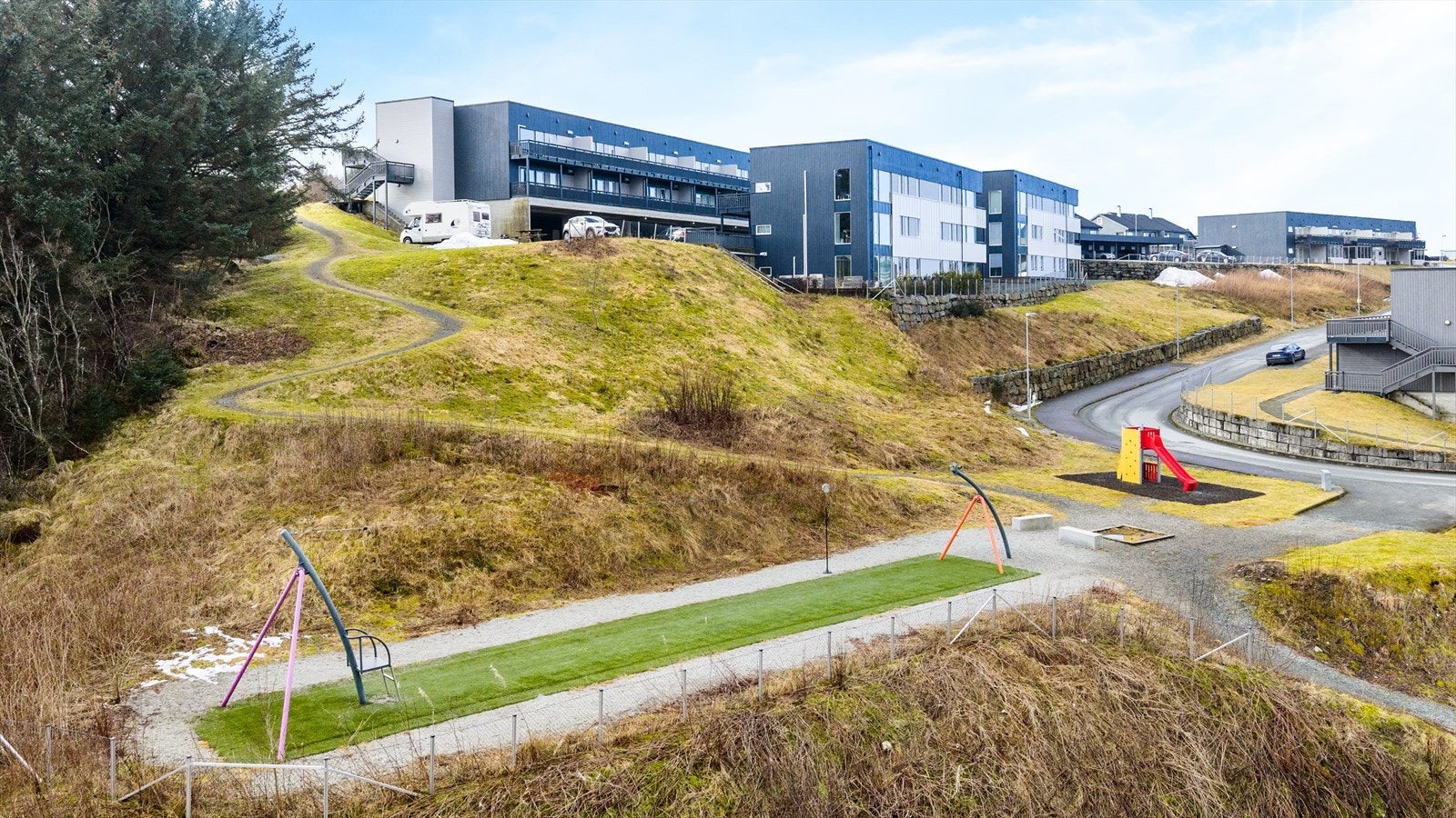 Flott nærområde med lekeplass og grøntarealer. Galleribilde