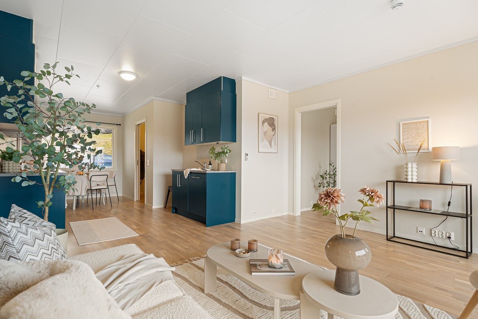 Gjennomgående stue/kjøkken i åpen løsning. Galleribilde