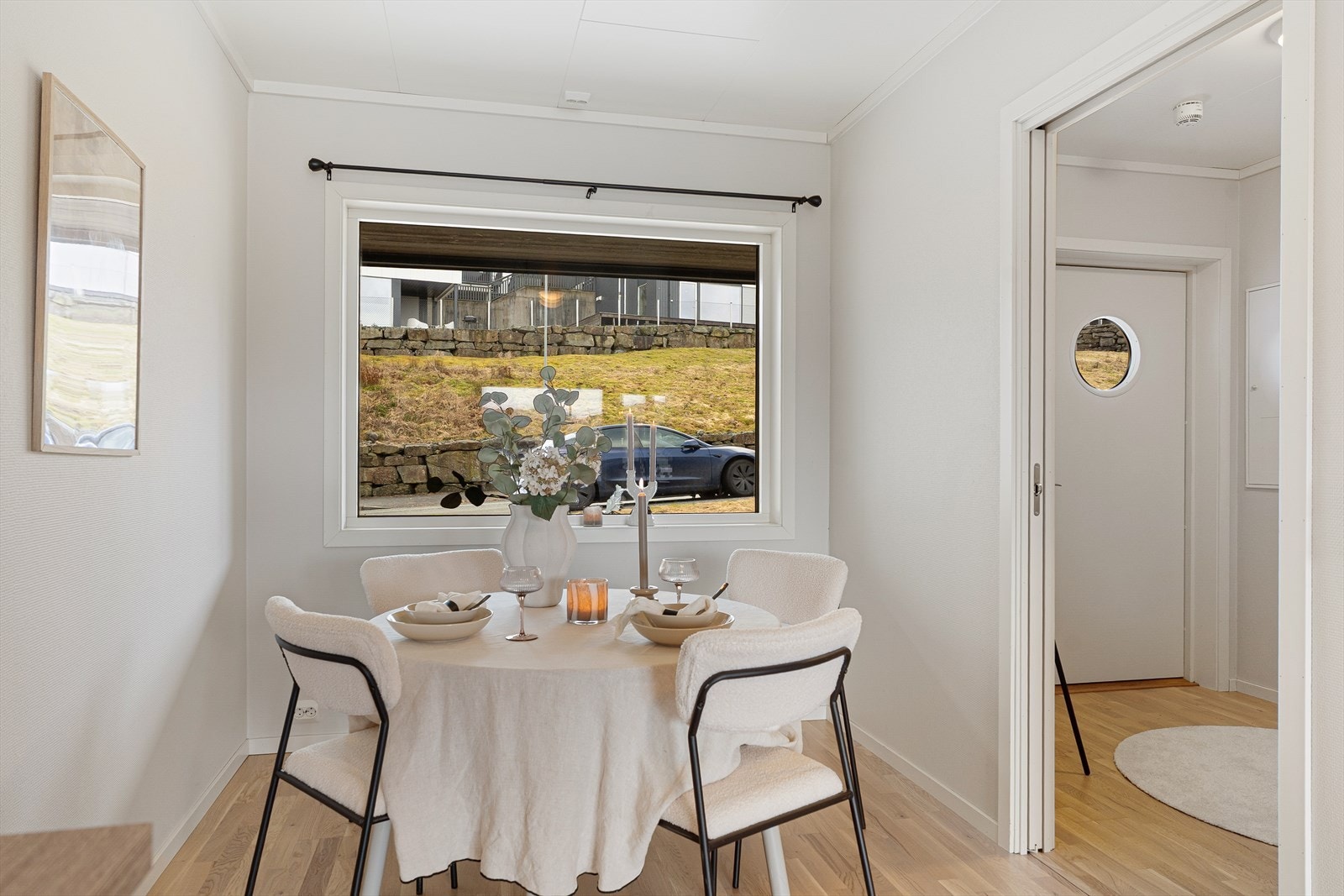 Rause vindusflater i begge ender av rommet gir godt med naturlig lys. Galleribilde