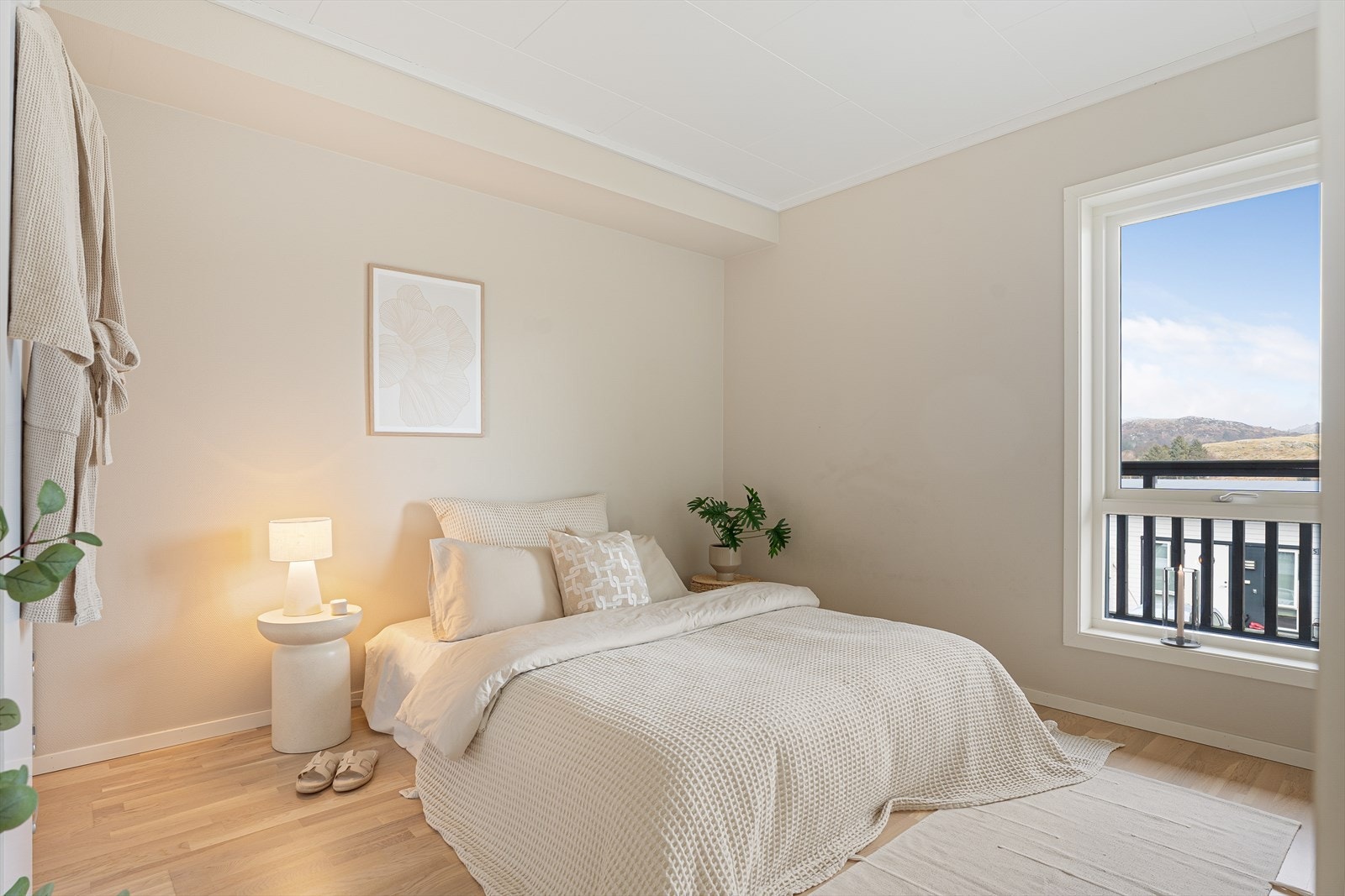 Boligen har til sammen to soverom. Hovedsoverommet har garderobeskap og god plass til dobbeltseng. Galleribilde