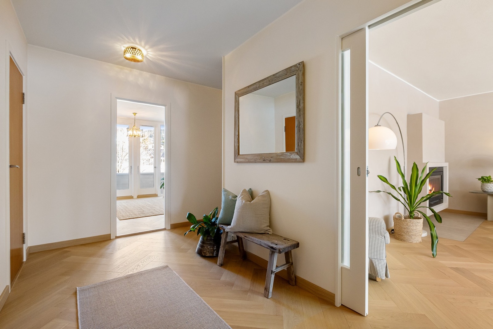 Gangen har god plass til yttertøy i egen nisje, samt plass til øvrig møblement for ytterligere oppbevaring Galleribilde