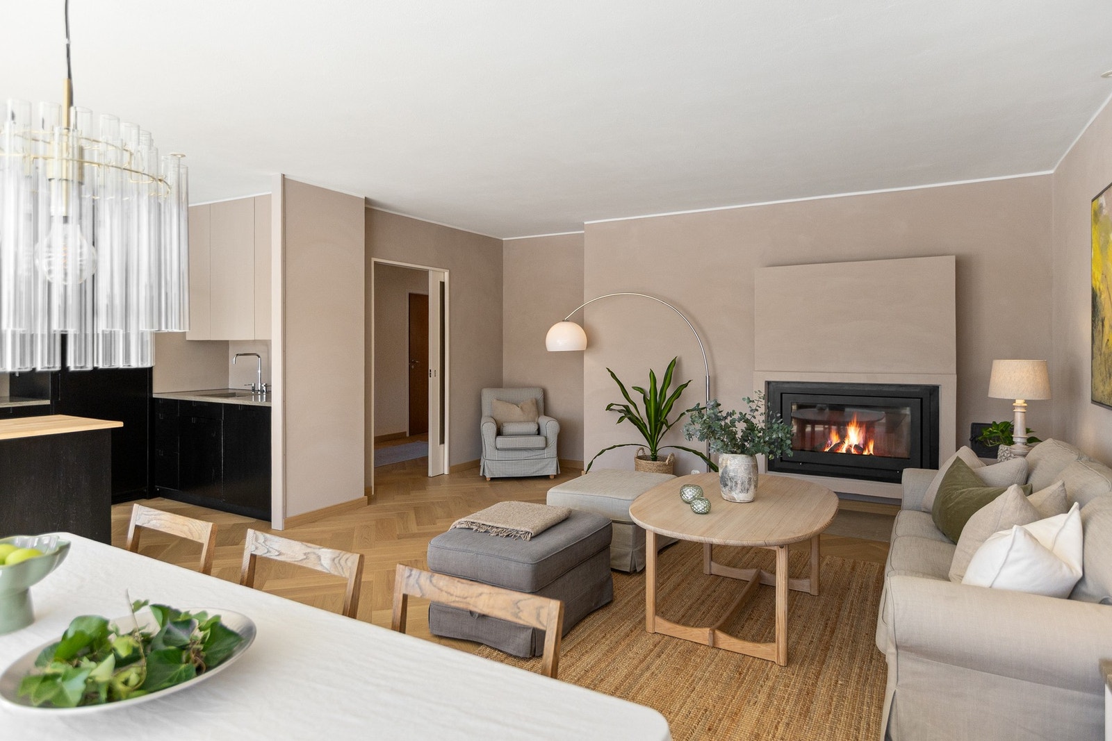 Leiligheten har en stor og luftig stue med takhøyde på 2,55 cm Galleribilde