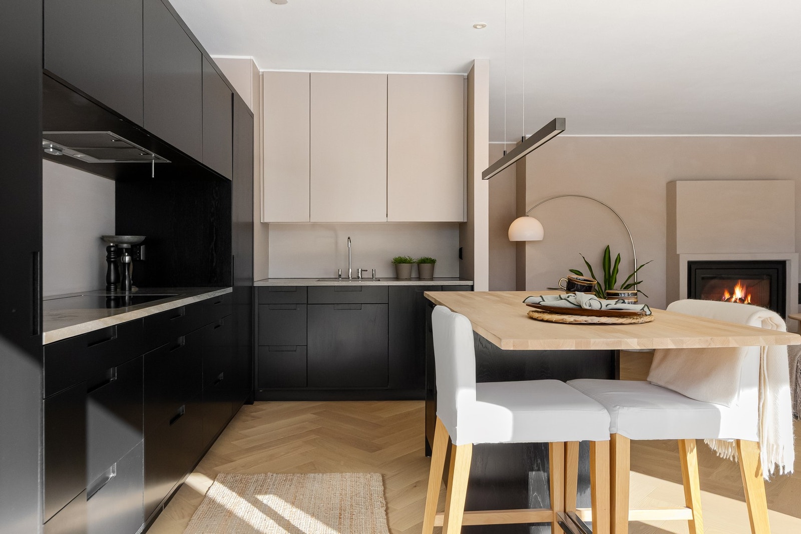 Kjøkken er åpent mot stuen med kjøkkenøy og godt med skap- og benkeplass Galleribilde