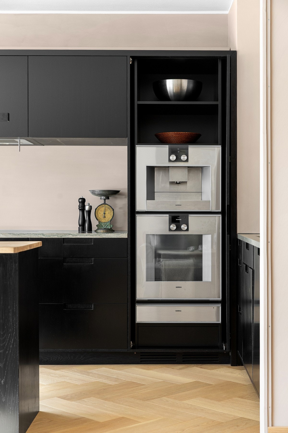 Induksjonstopp, stekeovn, oppvaskmaskin, kjøleskap, varmeskuff, fryseskap og kaffemaskin er integrert i innredningen Galleribilde