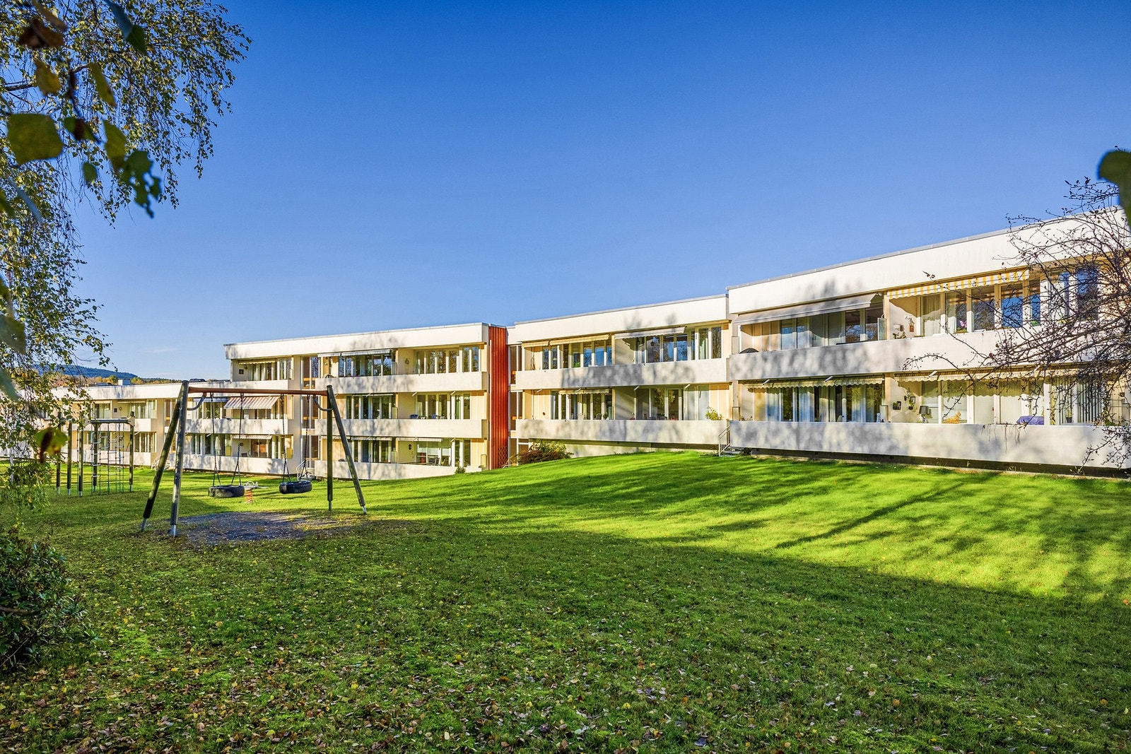 Fellesarealene er barnevennlige og avskjermet med store grøntarealer, beplanting, lekeplass med apparater og sittebenker Galleribilde