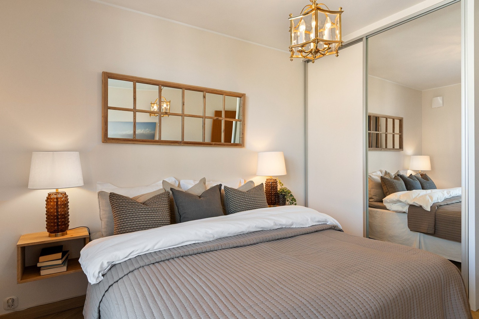 Skyvedørsgarderobe i hovedsoverommet Galleribilde