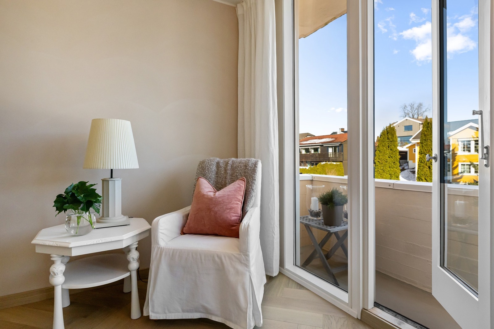 Utgang til balkong fra soverommet Galleribilde