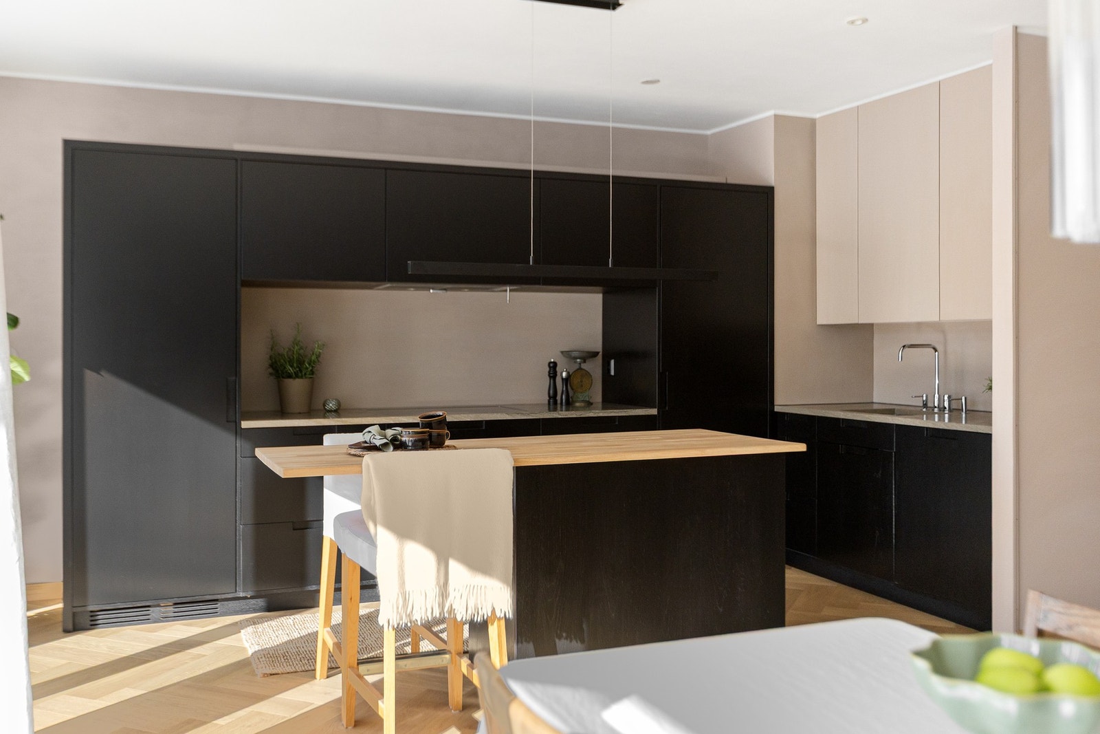 Innredningen designet av interiørarkitekt og bygget på snekkerverksted i 2015, men installert i leiligheten i 2023 Galleribilde